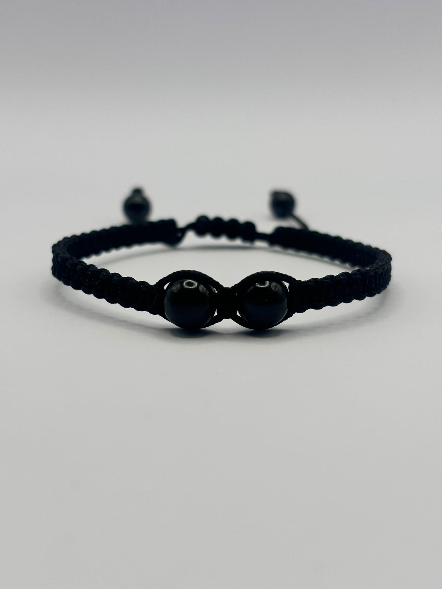 Pulsera Personalizable con Dos Piedras Centrales 6 mm y Tejido Macramé – Diseño Único y Energía a Medida
