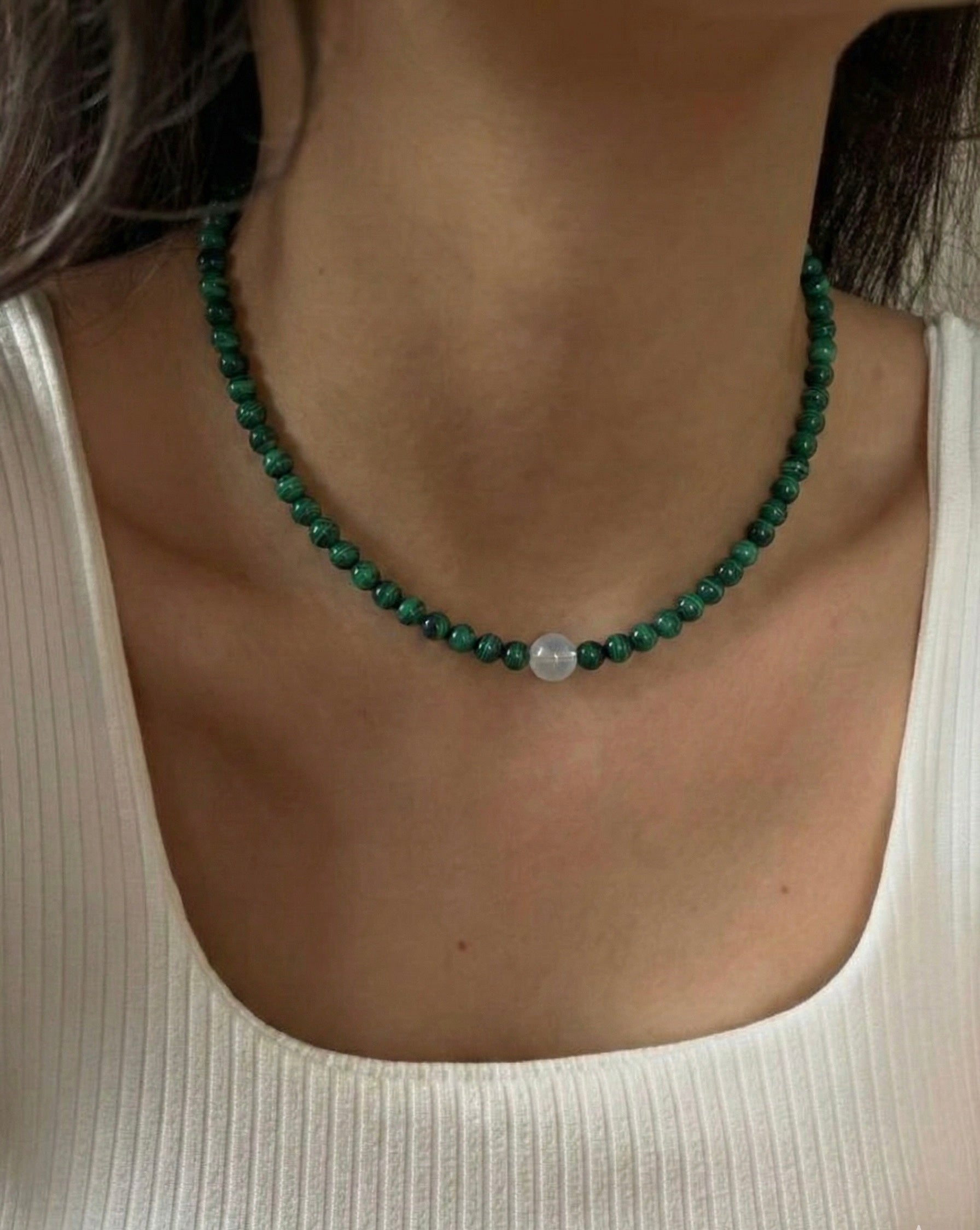 Gargantilla de Malaquita & Aguamarina – Elegancia Natural en un Diseño Exclusivo