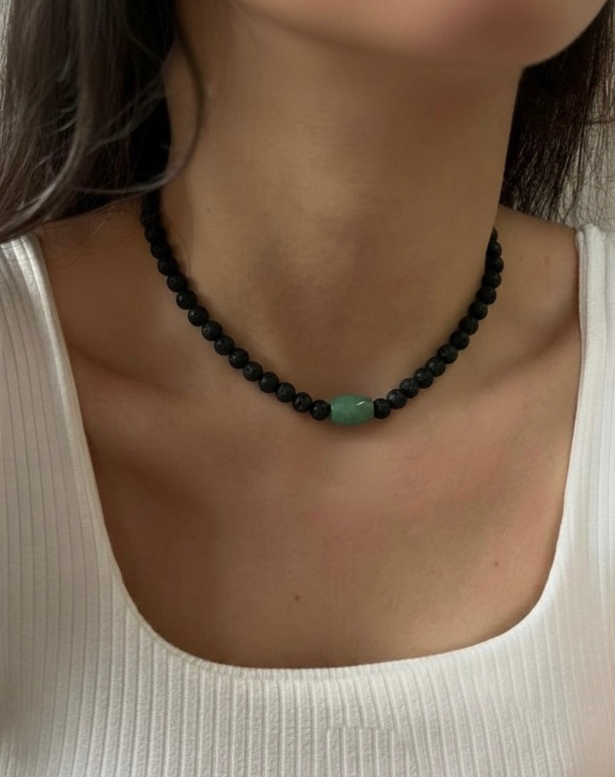 Collar de Piedra Volcánica con Jade Central – Energía, Equilibrio y Estilo Natural