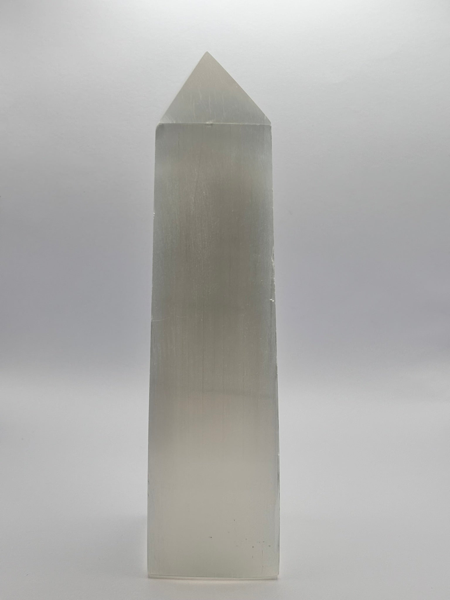 Punta de Selenita Natural Pulida 21 cm – Armonización y Energía para Espacios Interiores