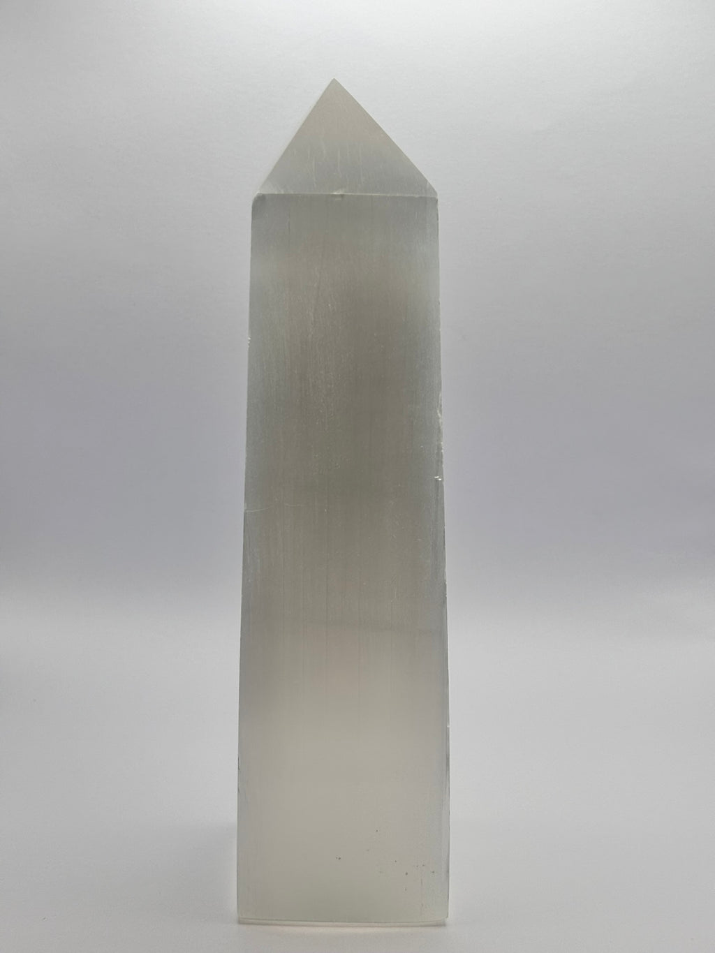 Punta de Selenita Natural Pulida 21 cm – Armonización y Energía para Espacios Interiores