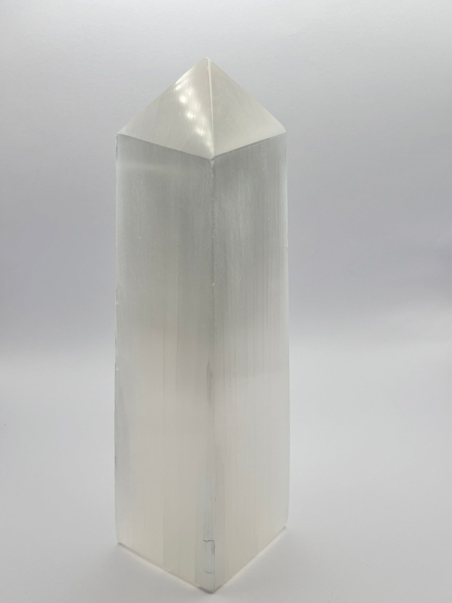 Punta de Selenita Natural Pulida 21 cm – Armonización y Energía para Espacios Interiores