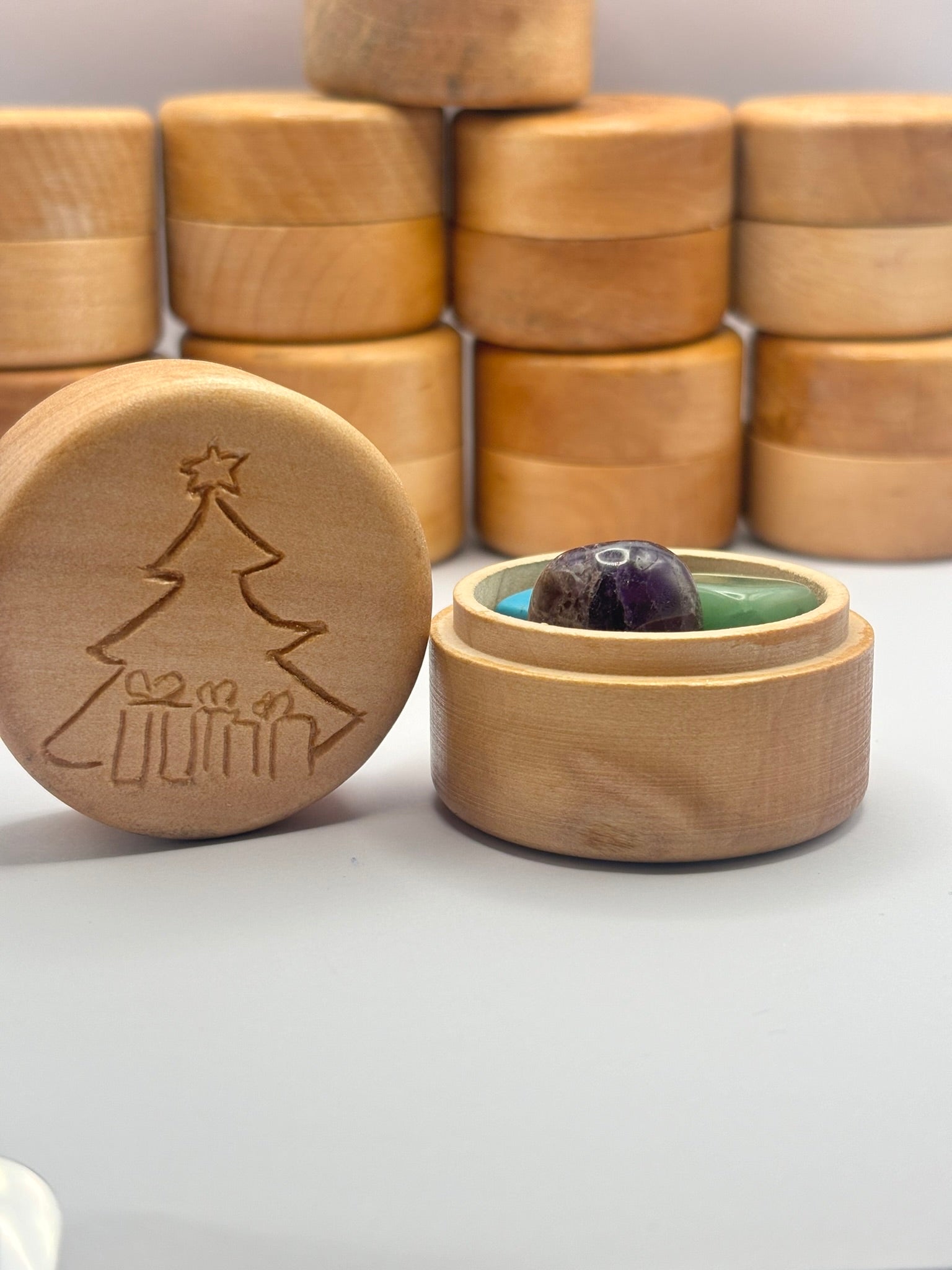 Cajas Artesanales Navideñas con 3 Piedras Energéticas | Protección, Amor y Fortuna