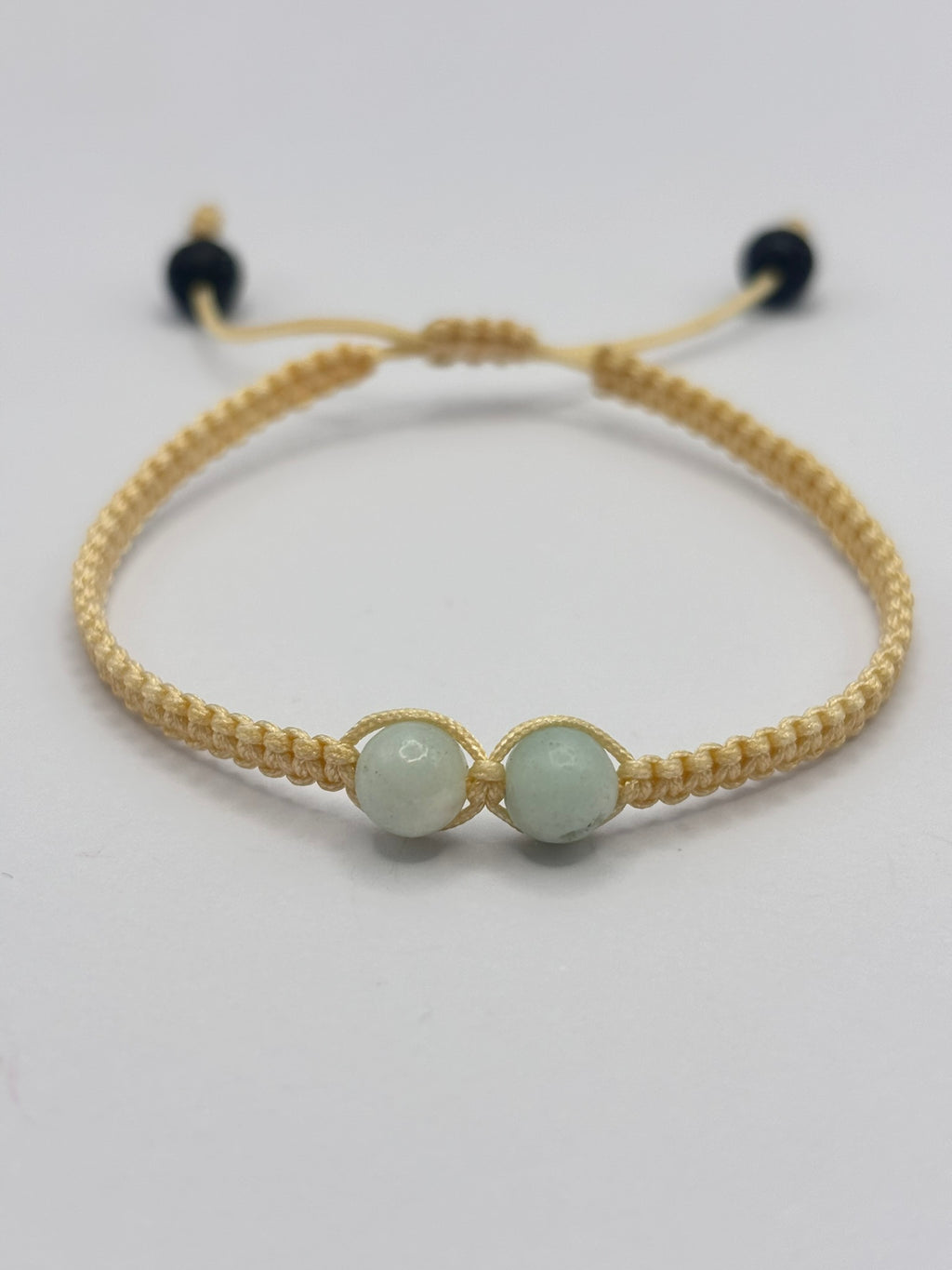 Pulsera Personalizable con Dos Piedras Centrales 6 mm y Tejido Macramé – Diseño Único y Energía a Medida