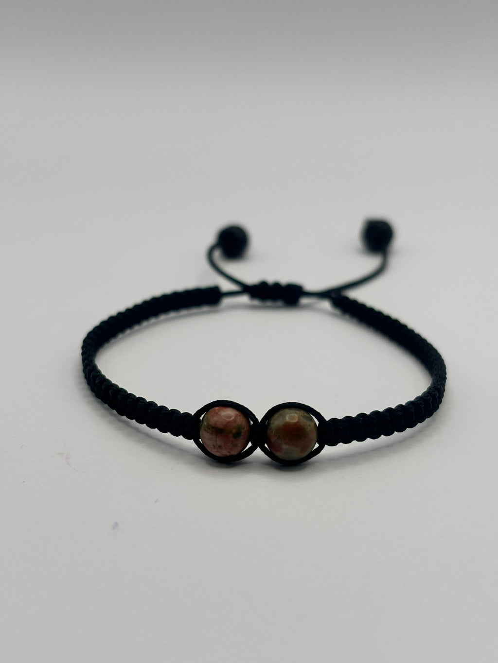 Pulsera Personalizable con Dos Piedras Centrales 6 mm y Tejido Macramé – Diseño Único y Energía a Medida
