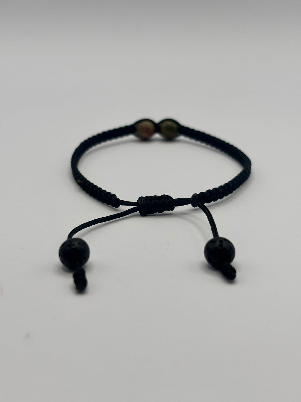 Pulsera Personalizable con Dos Piedras Centrales 6 mm y Tejido Macramé – Diseño Único y Energía a Medida