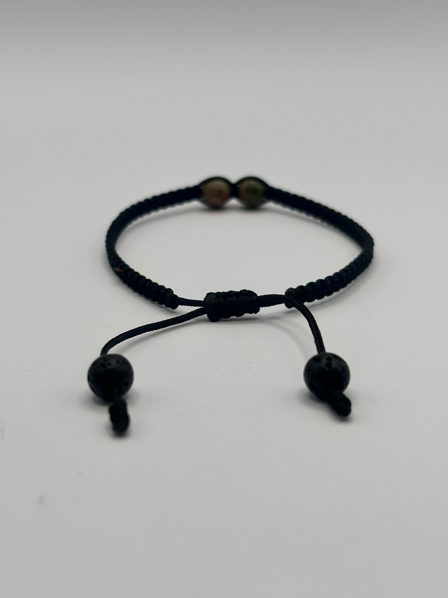 Pulsera Personalizable con Dos Piedras Centrales 6 mm y Tejido Macramé – Diseño Único y Energía a Medida