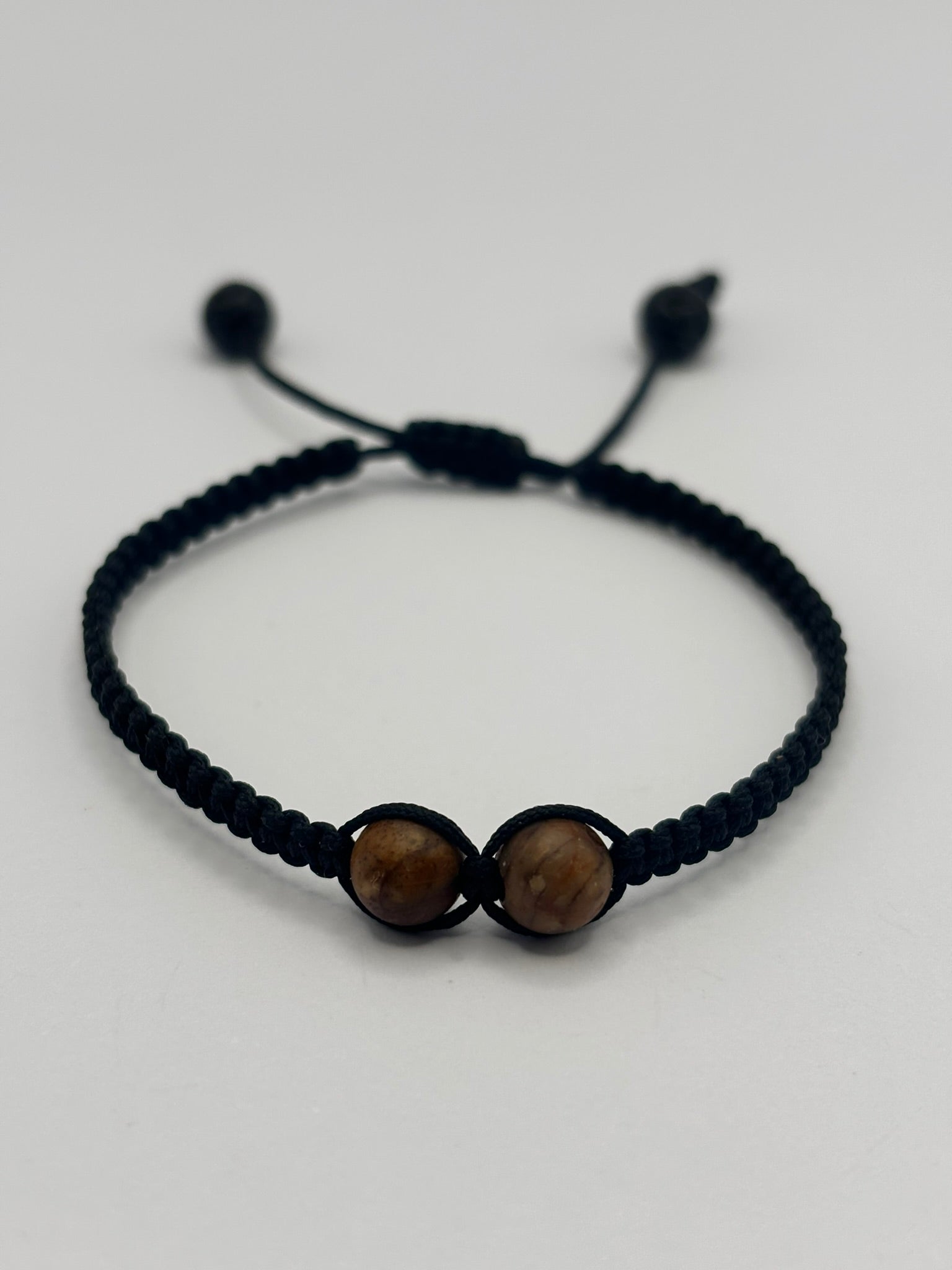Pulsera Personalizable con Dos Piedras Centrales 6 mm y Tejido Macramé – Diseño Único y Energía a Medida