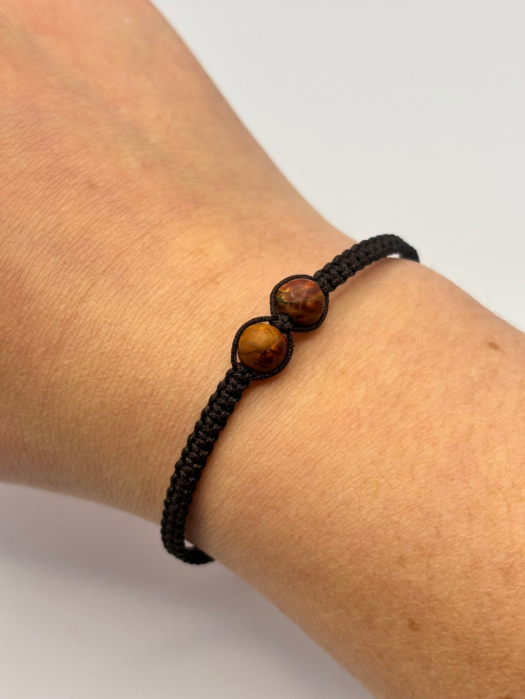 Pulsera Personalizable con Dos Piedras Centrales 6 mm y Tejido Macramé – Diseño Único y Energía a Medida