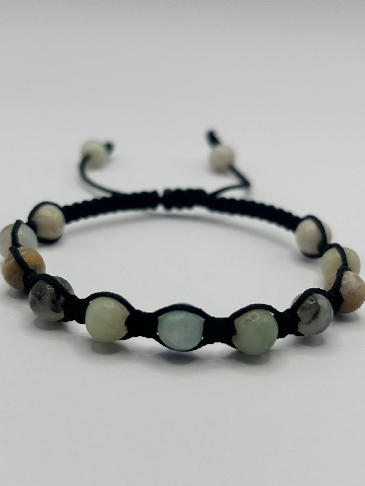 Pulsera de Amazonita con Tejido Macramé – Armonía, Comunicación y Energía Refrescante