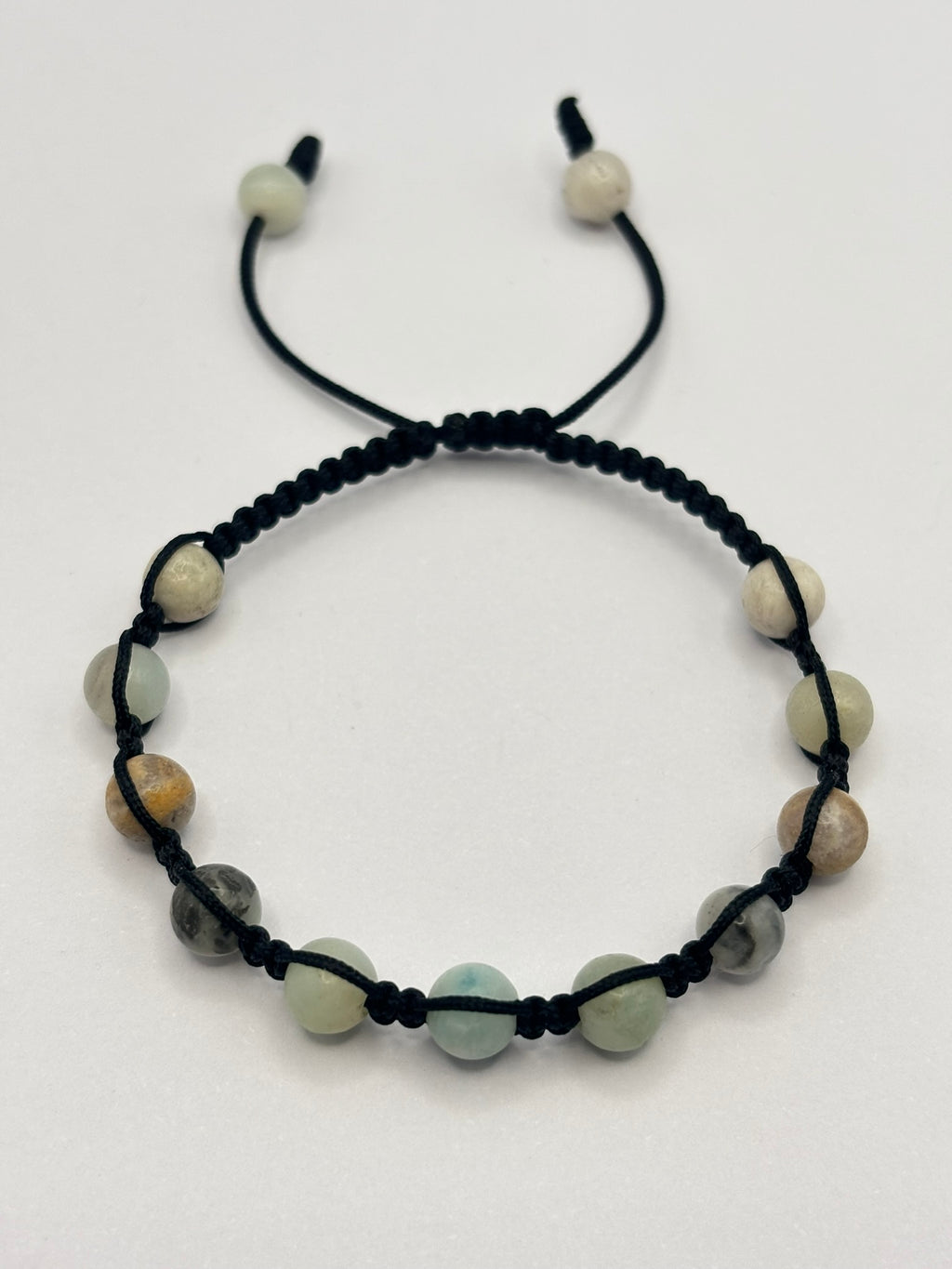 Pulsera de Amazonita con Tejido Macramé – Armonía, Comunicación y Energía Refrescante