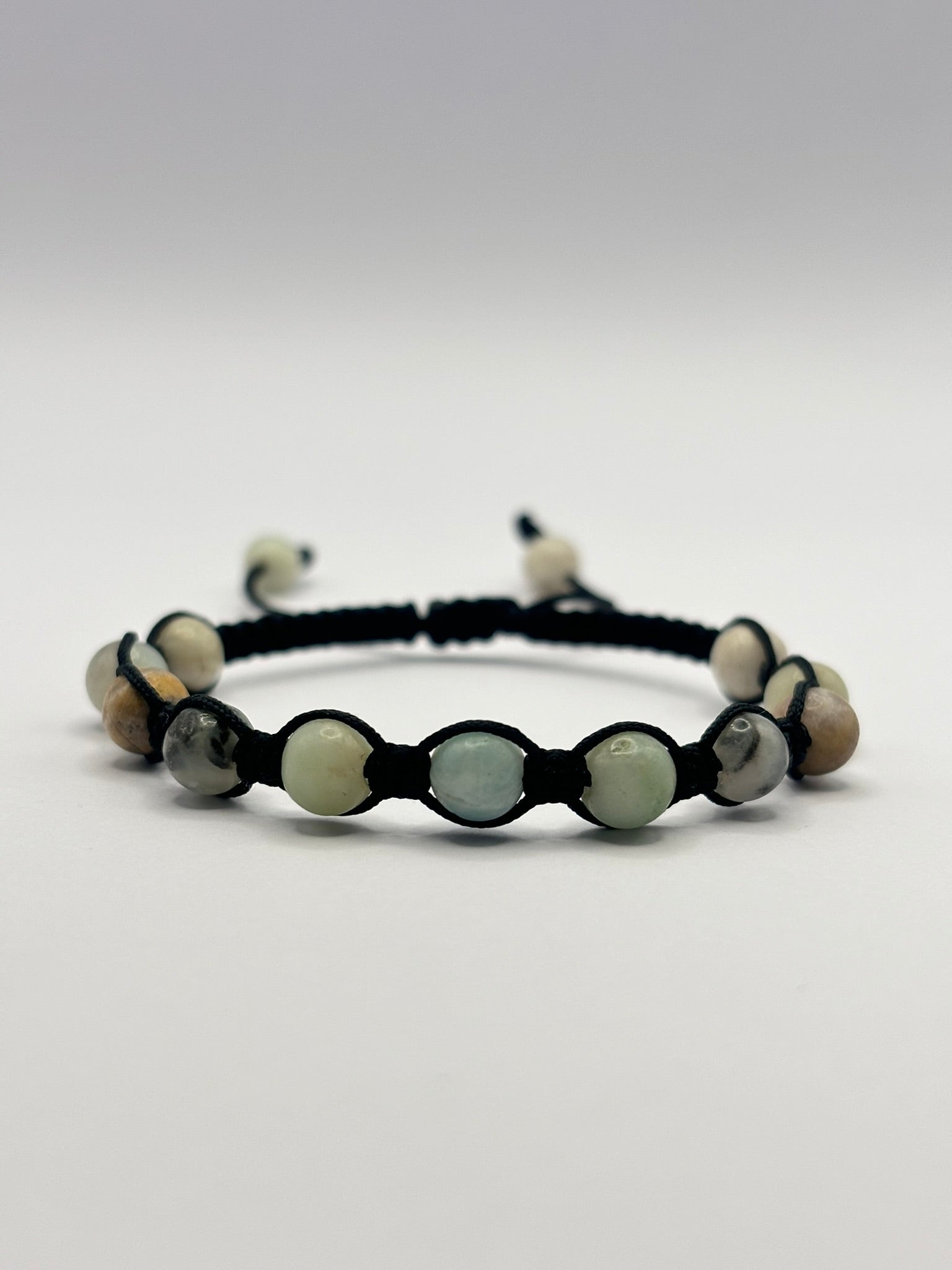 Pulsera de Amazonita con Tejido Macramé – Armonía, Comunicación y Energía Refrescante