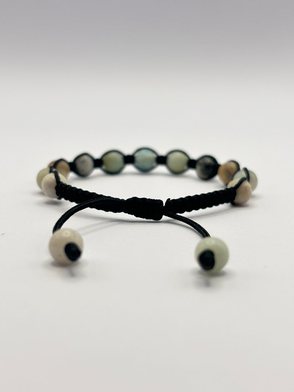 Pulsera de Amazonita con Tejido Macramé – Armonía, Comunicación y Energía Refrescante