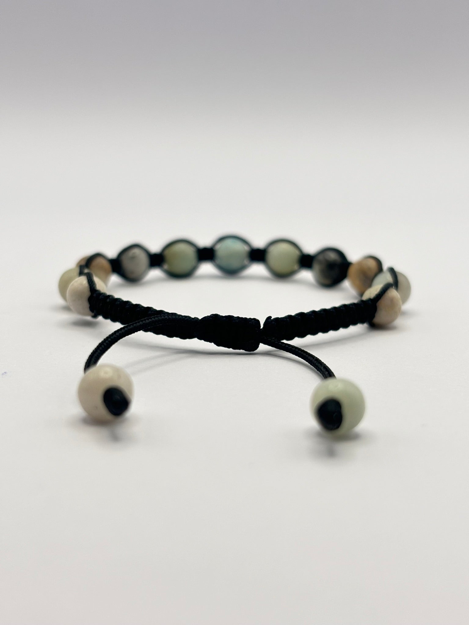 Pulsera de Amazonita con Tejido Macramé – Armonía, Comunicación y Energía Refrescante