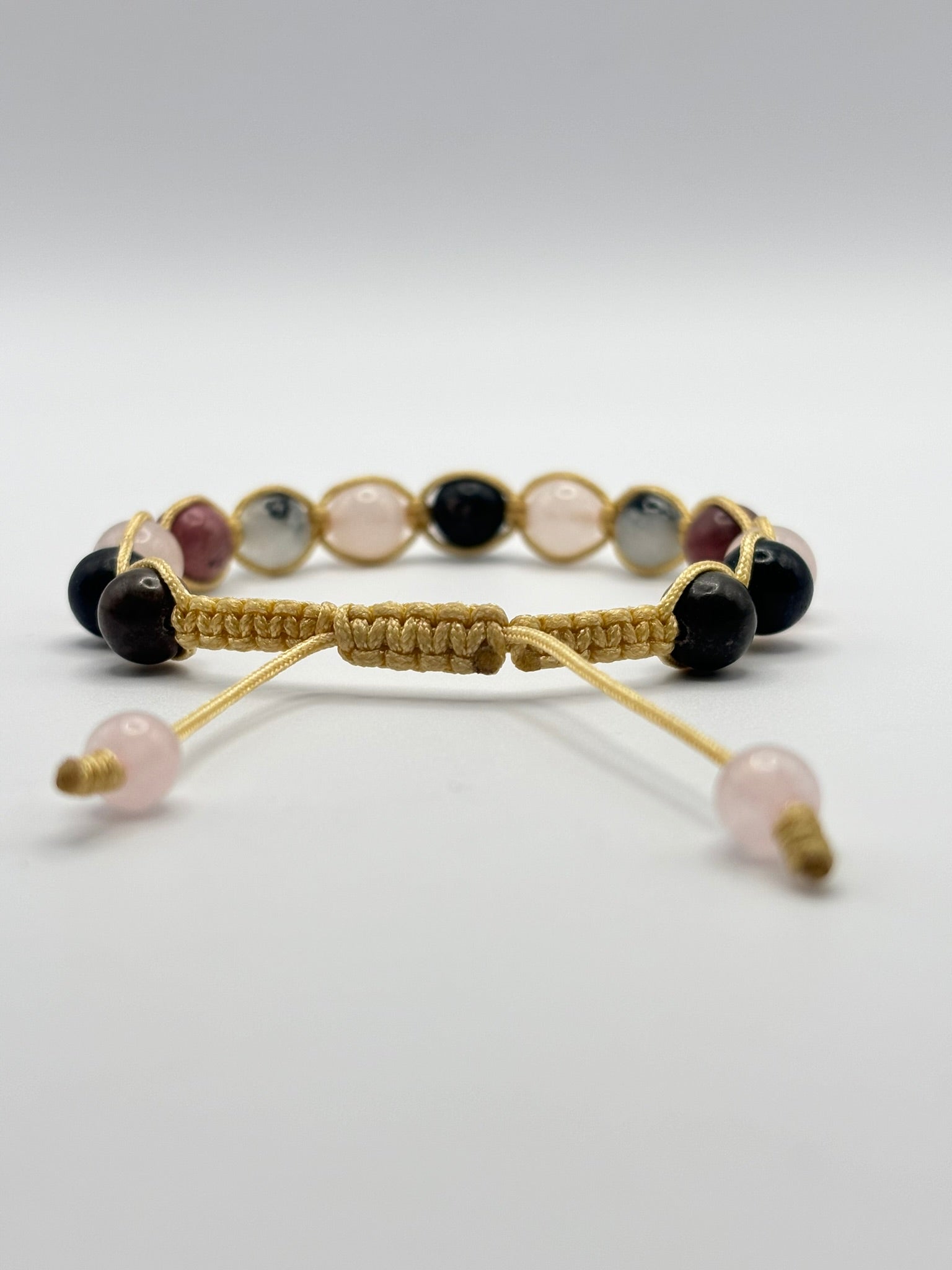 Pulsera de Cuarzo Rosa, Piedra Luna y Rodonita con Tejido Macramé – Amor, Intuición y Equilibrio Emocional