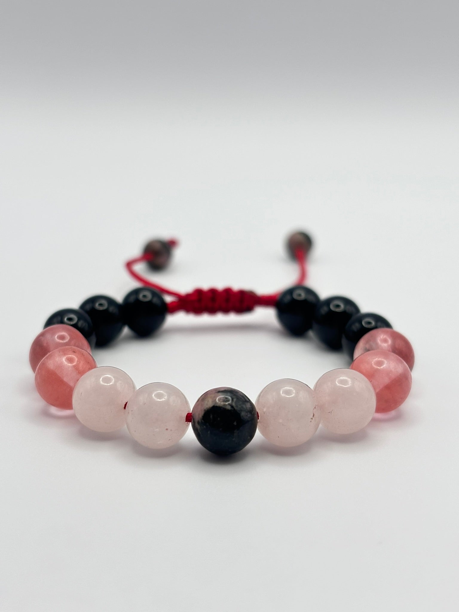 Pulsera de Cuarzo Rosa con Cuarzo Cereza, Rodonita Central y Ónix – Amor, Equilibrio y Protección