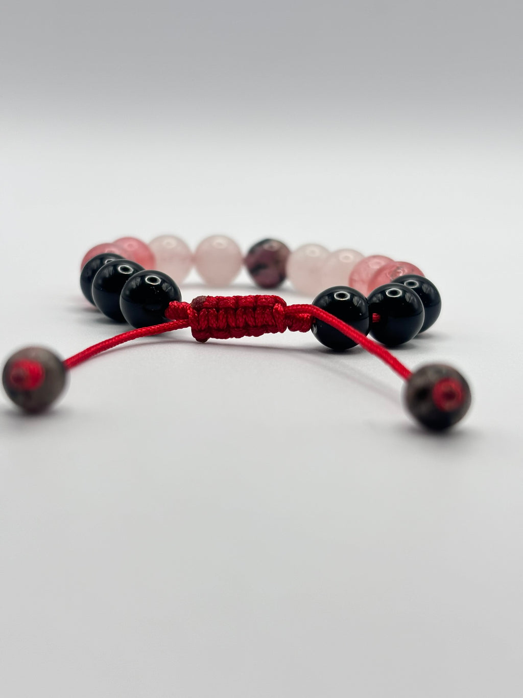 Pulsera de Cuarzo Rosa con Cuarzo Cereza, Rodonita Central y Ónix – Amor, Equilibrio y Protección