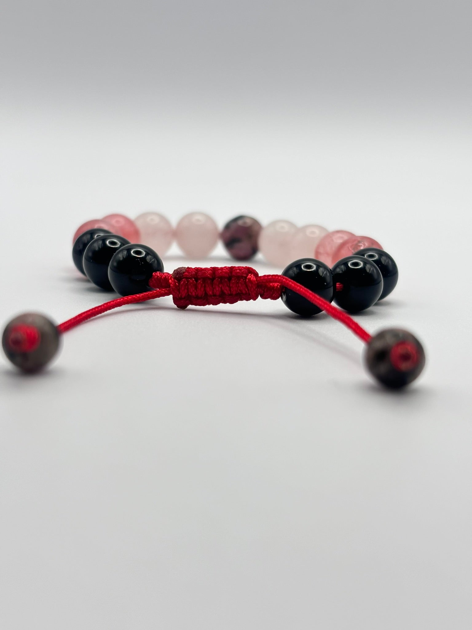 Pulsera de Cuarzo Rosa con Cuarzo Cereza, Rodonita Central y Ónix – Amor, Equilibrio y Protección