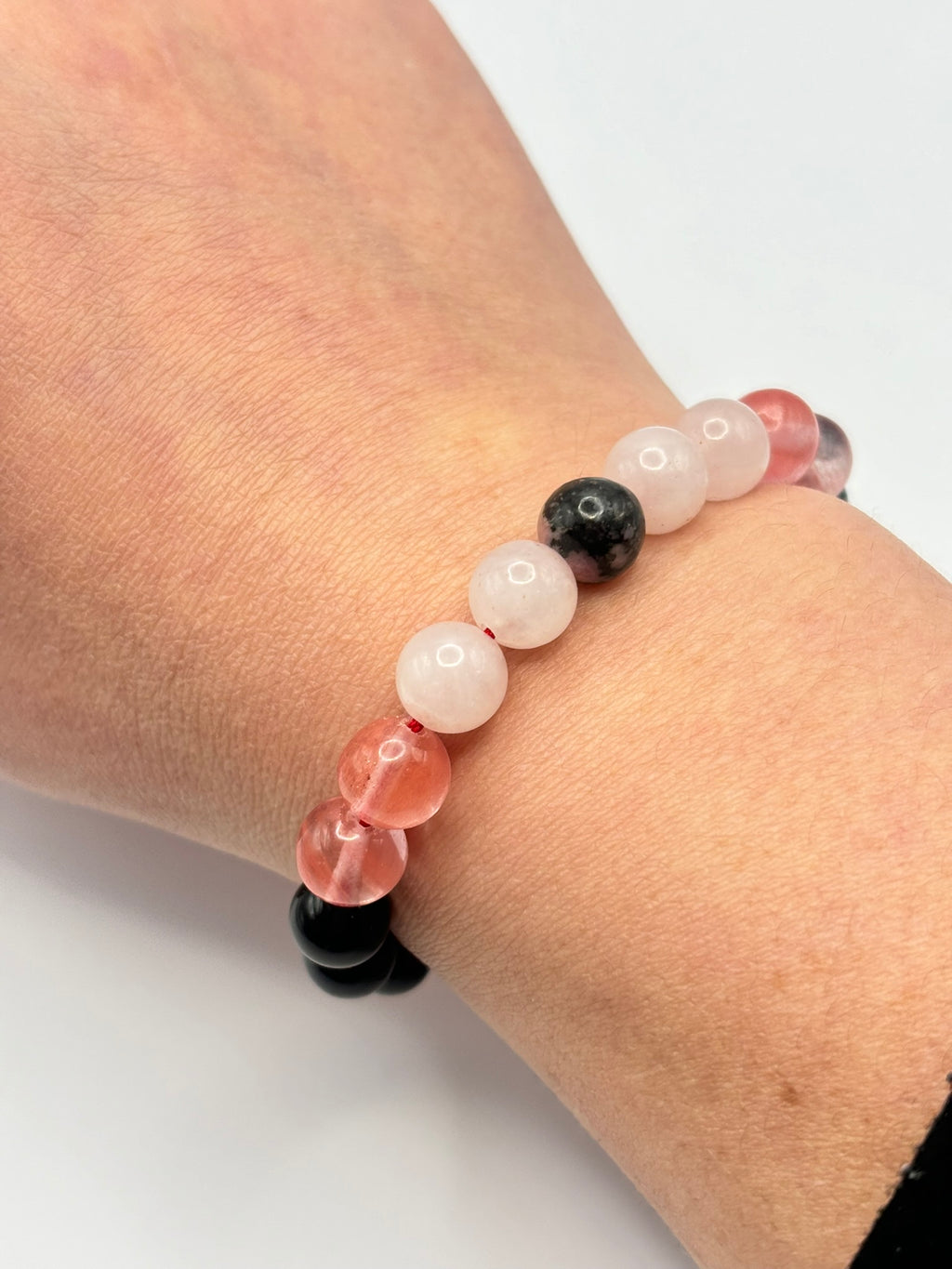 Pulsera de Cuarzo Rosa con Cuarzo Cereza, Rodonita Central y Ónix – Amor, Equilibrio y Protección