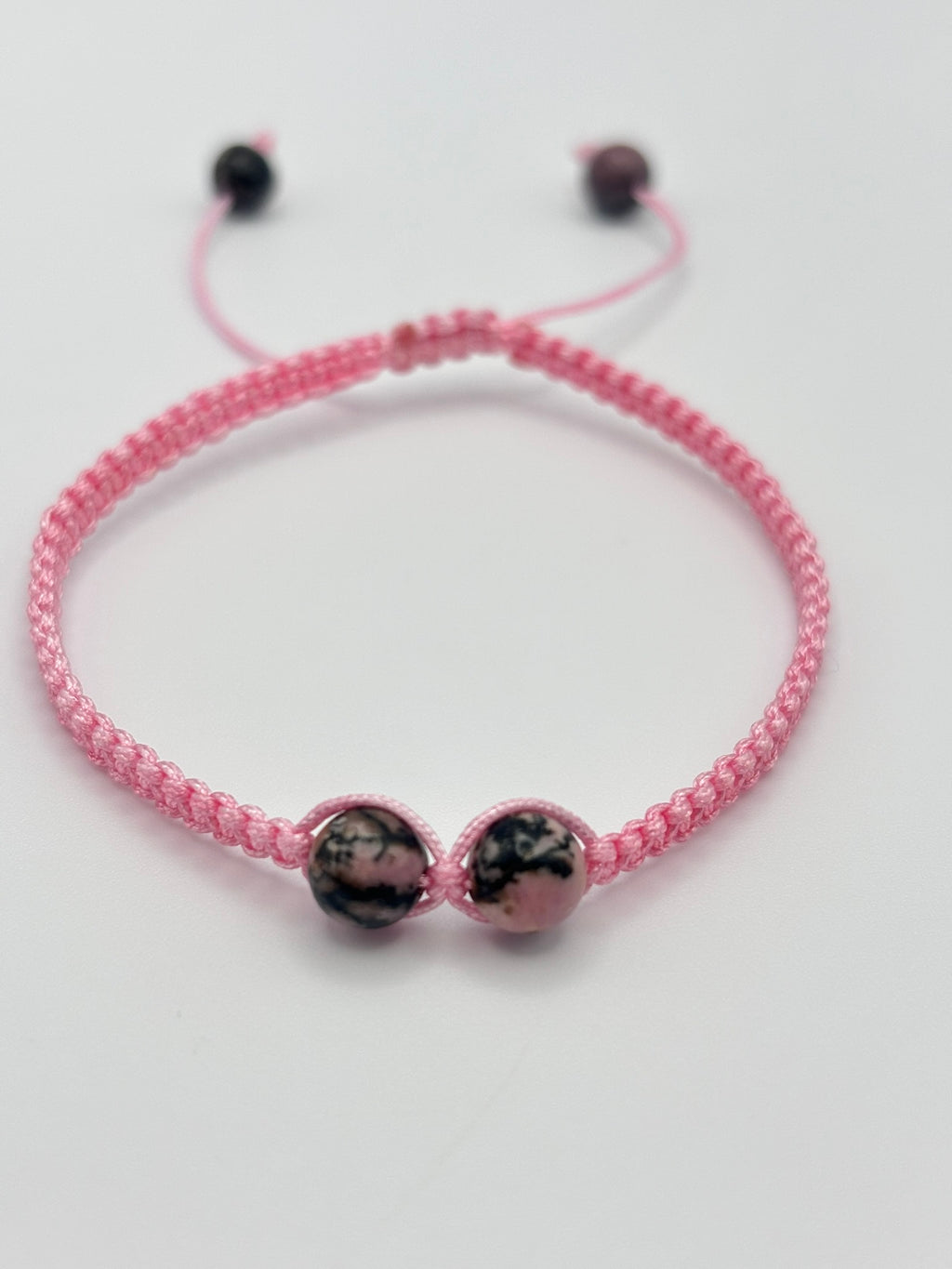 Pulsera Personalizable con Dos Piedras Centrales 6 mm y Tejido Macramé – Diseño Único y Energía a Medida