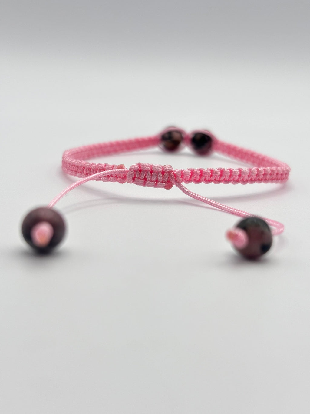 Pulsera Personalizable con Dos Piedras Centrales 6 mm y Tejido Macramé – Diseño Único y Energía a Medida