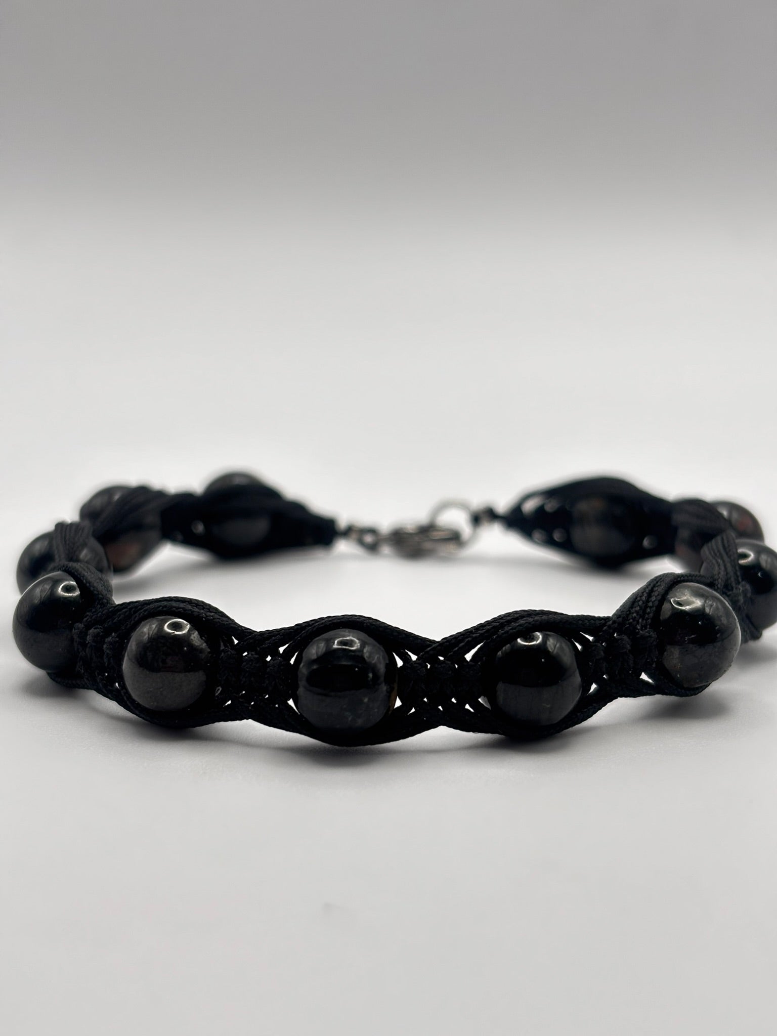 Pulsera de Turmalina Negra con Tejido Macramé – Protección, Enraizamiento y Purificación Energética