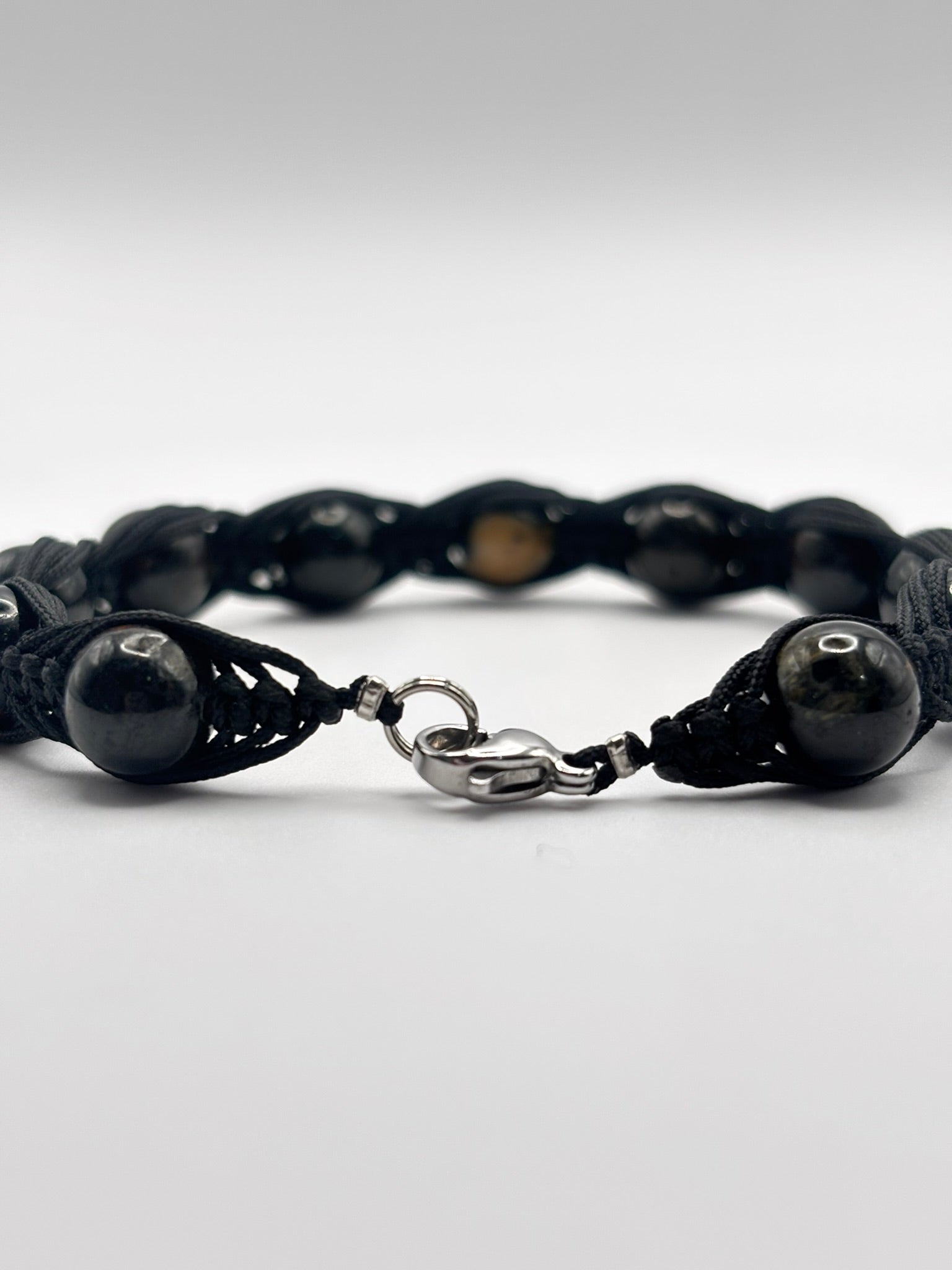 Pulsera de Turmalina Negra con Tejido Macramé – Protección, Enraizamiento y Purificación Energética