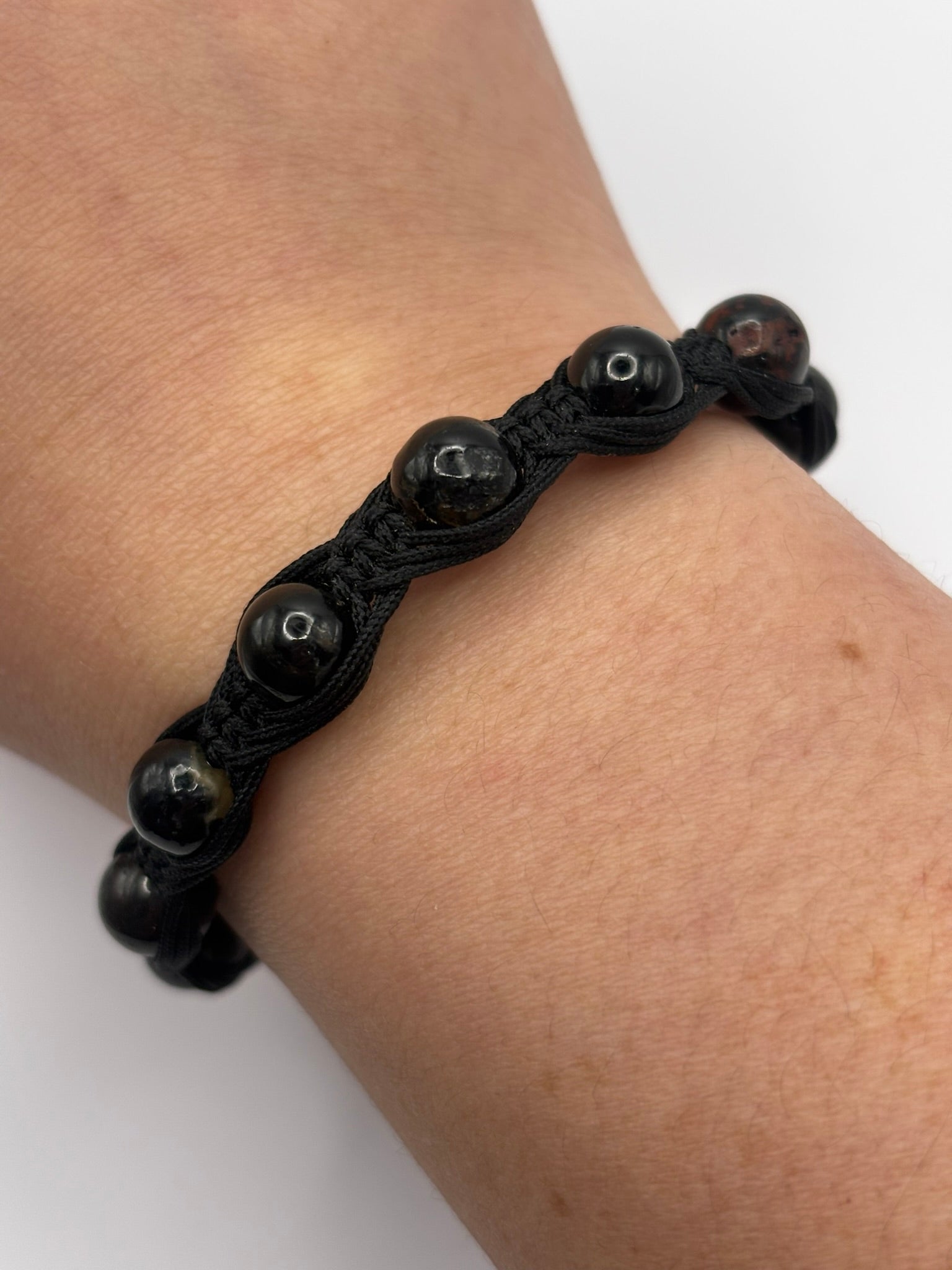 Pulsera de Turmalina Negra con Tejido Macramé – Protección, Enraizamiento y Purificación Energética