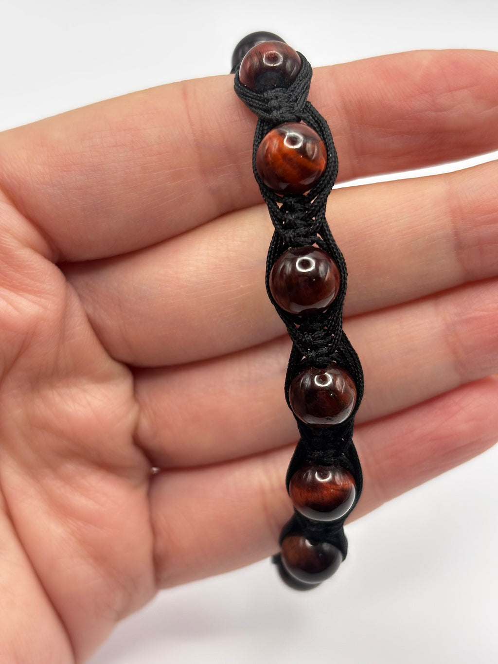 Pulsera de Ojo de Buey con Tejido Macramé – Fuerza, Estabilidad y Confianza Interior