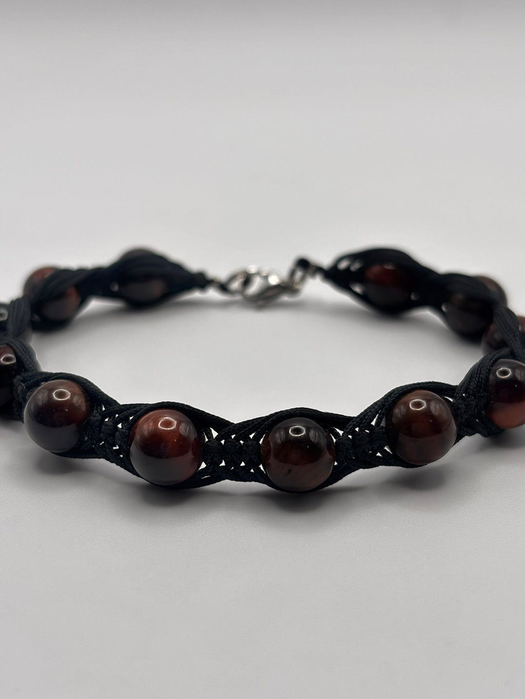 Pulsera de Ojo de Buey con Tejido Macramé – Fuerza, Estabilidad y Confianza Interior