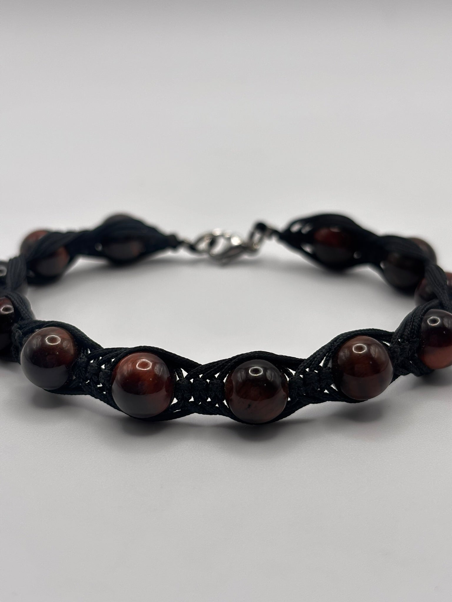 Pulsera de Ojo de Buey con Tejido Macramé – Fuerza, Estabilidad y Confianza Interior