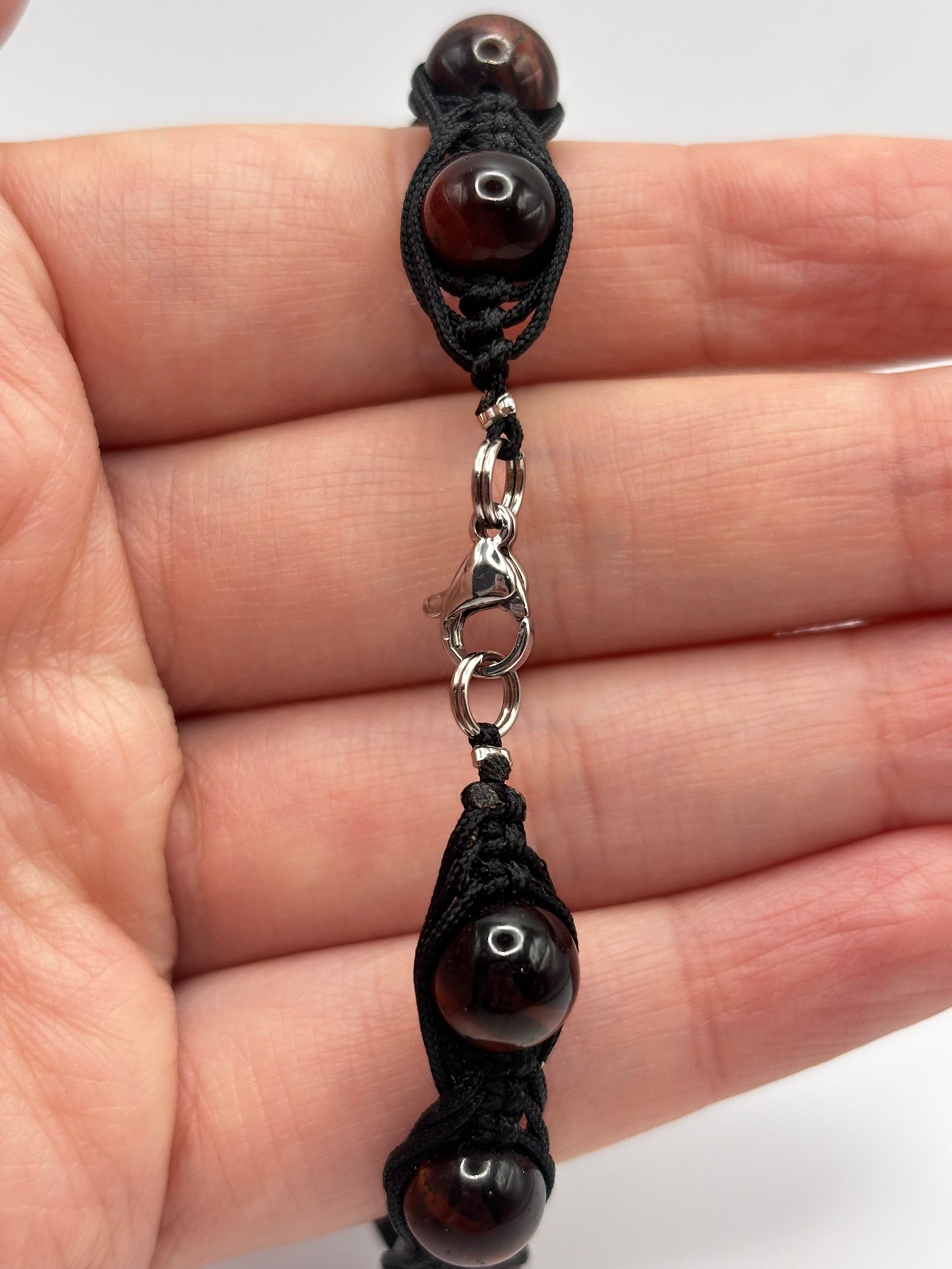 Pulsera de Ojo de Buey con Tejido Macramé – Fuerza, Estabilidad y Confianza Interior