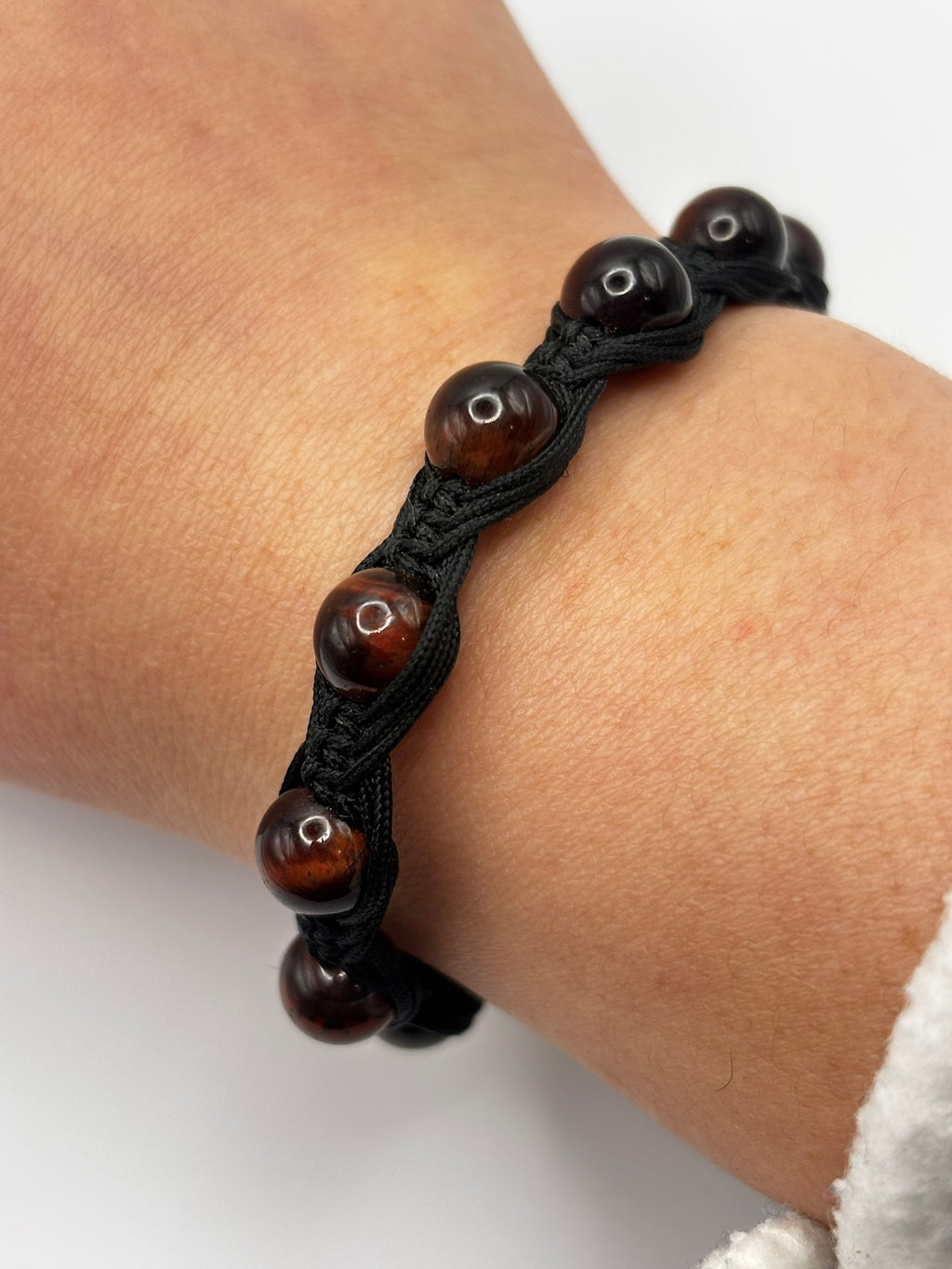 Pulsera de Ojo de Buey con Tejido Macramé – Fuerza, Estabilidad y Confianza Interior