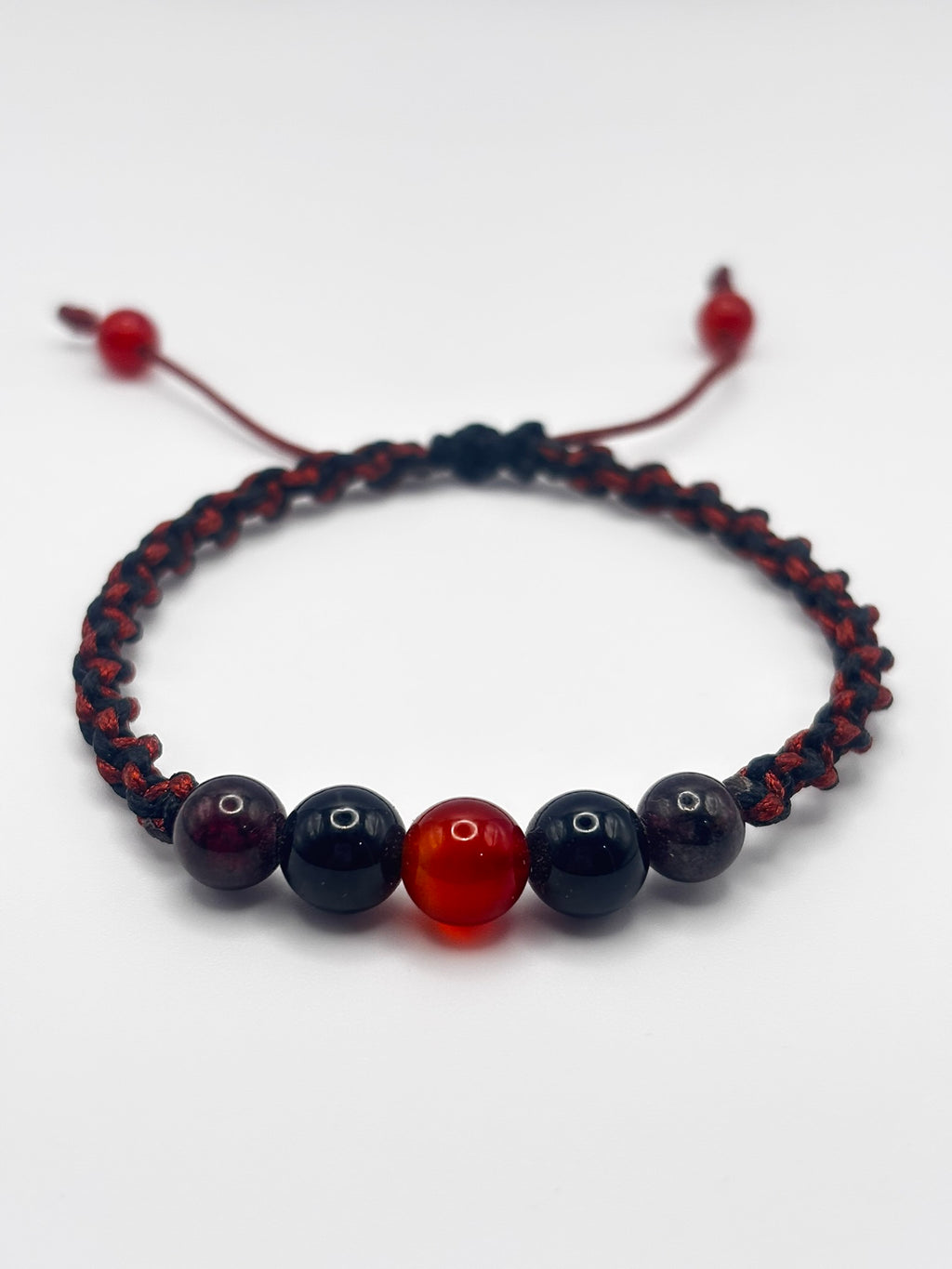 Pulsera Energética de Cornalina, Ónix y Granate – Vitalidad, Protección y Confianza con Tejido Macramé Artesanal