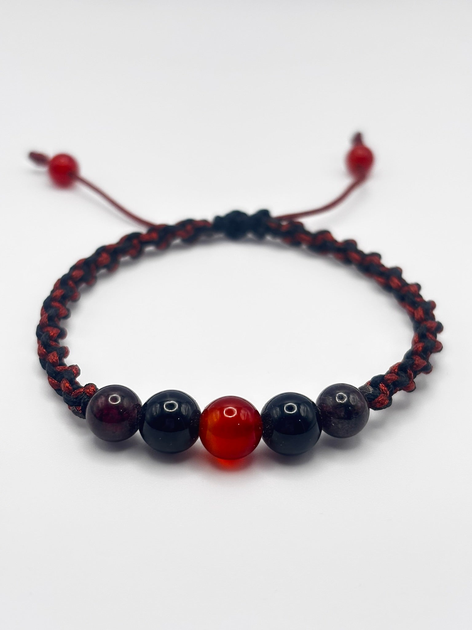Pulsera Energética de Cornalina, Ónix y Granate – Vitalidad, Protección y Confianza con Tejido Macramé Artesanal