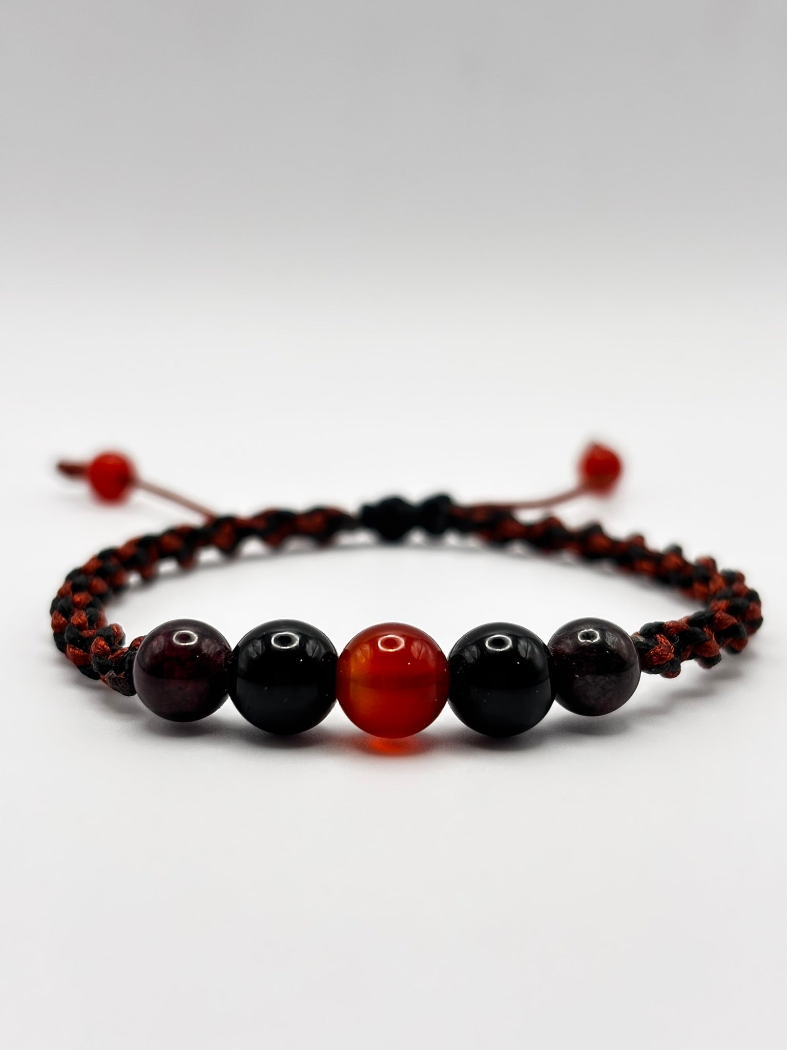 Pulsera Energética de Cornalina, Ónix y Granate – Vitalidad, Protección y Confianza con Tejido Macramé Artesanal