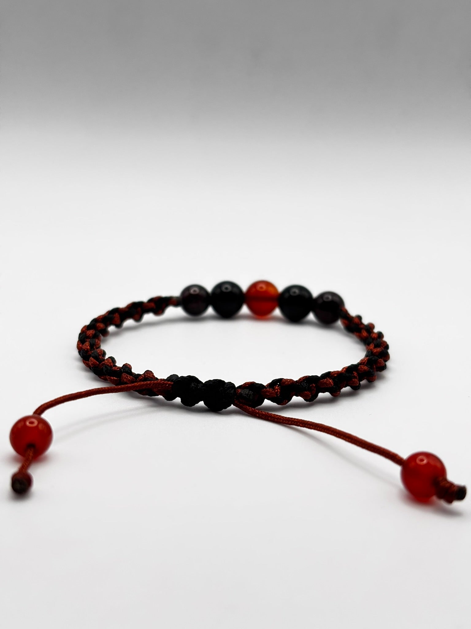 Pulsera Energética de Cornalina, Ónix y Granate – Vitalidad, Protección y Confianza con Tejido Macramé Artesanal