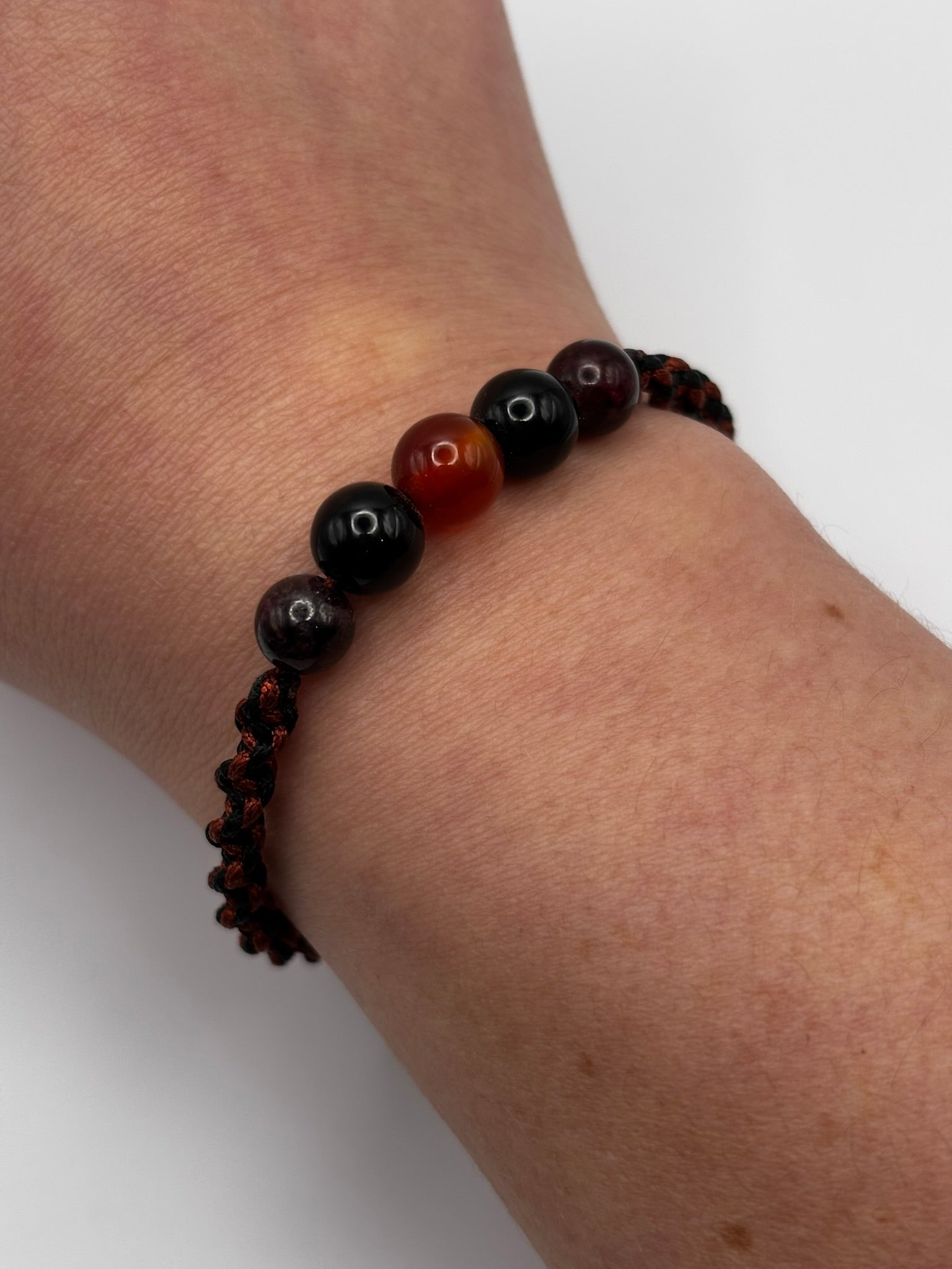 Pulsera Energética de Cornalina, Ónix y Granate – Vitalidad, Protección y Confianza con Tejido Macramé Artesanal