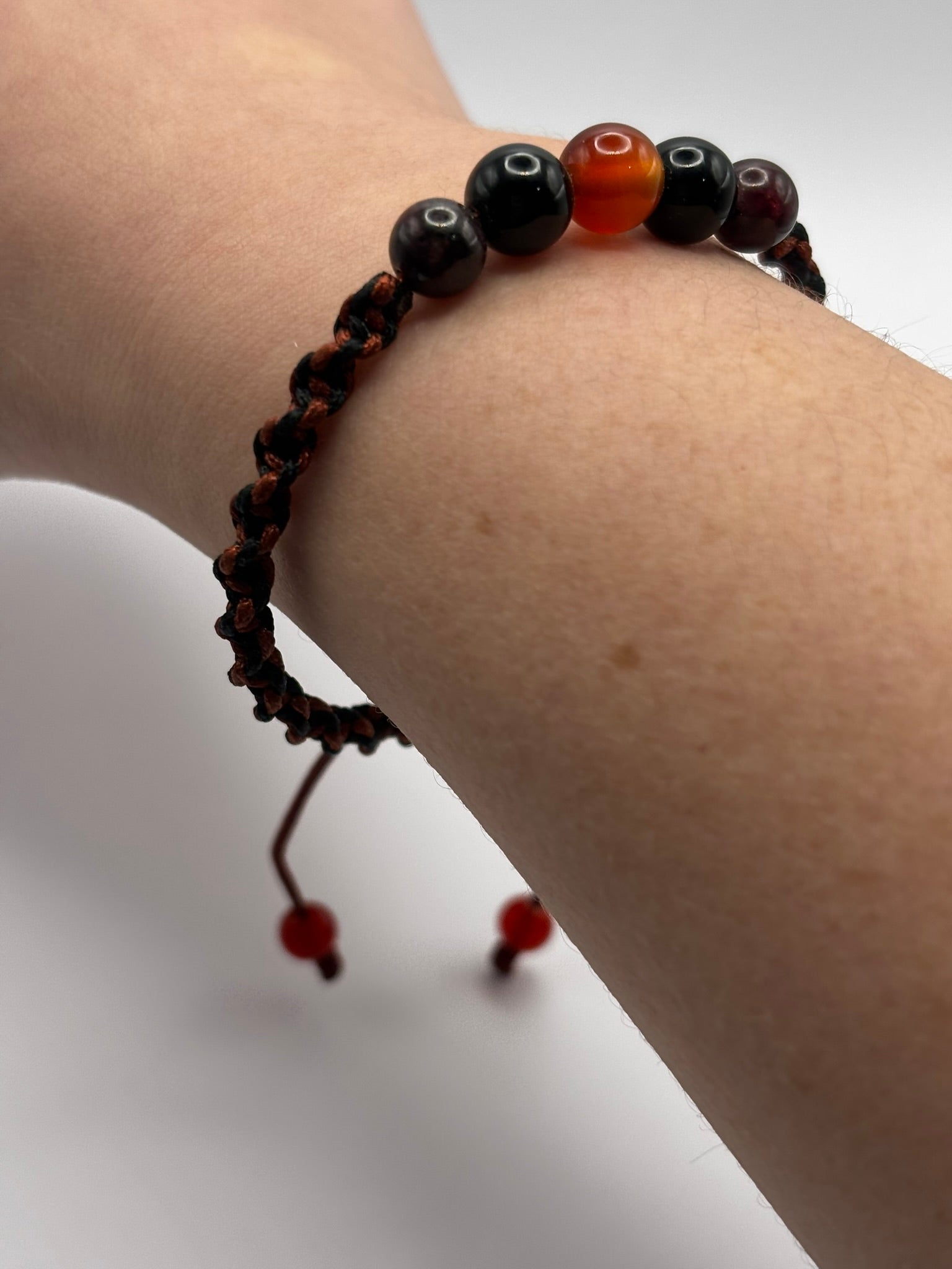 Pulsera Energética de Cornalina, Ónix y Granate – Vitalidad, Protección y Confianza con Tejido Macramé Artesanal