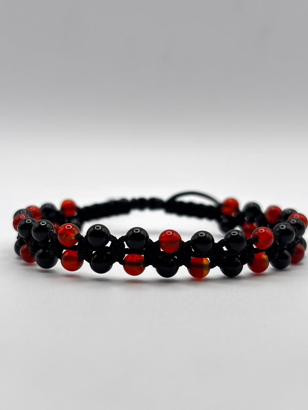 Brazalete de Cornalina y Ónix 4 mm con Hilo Macramé – Energía, Protección y Equilibrio