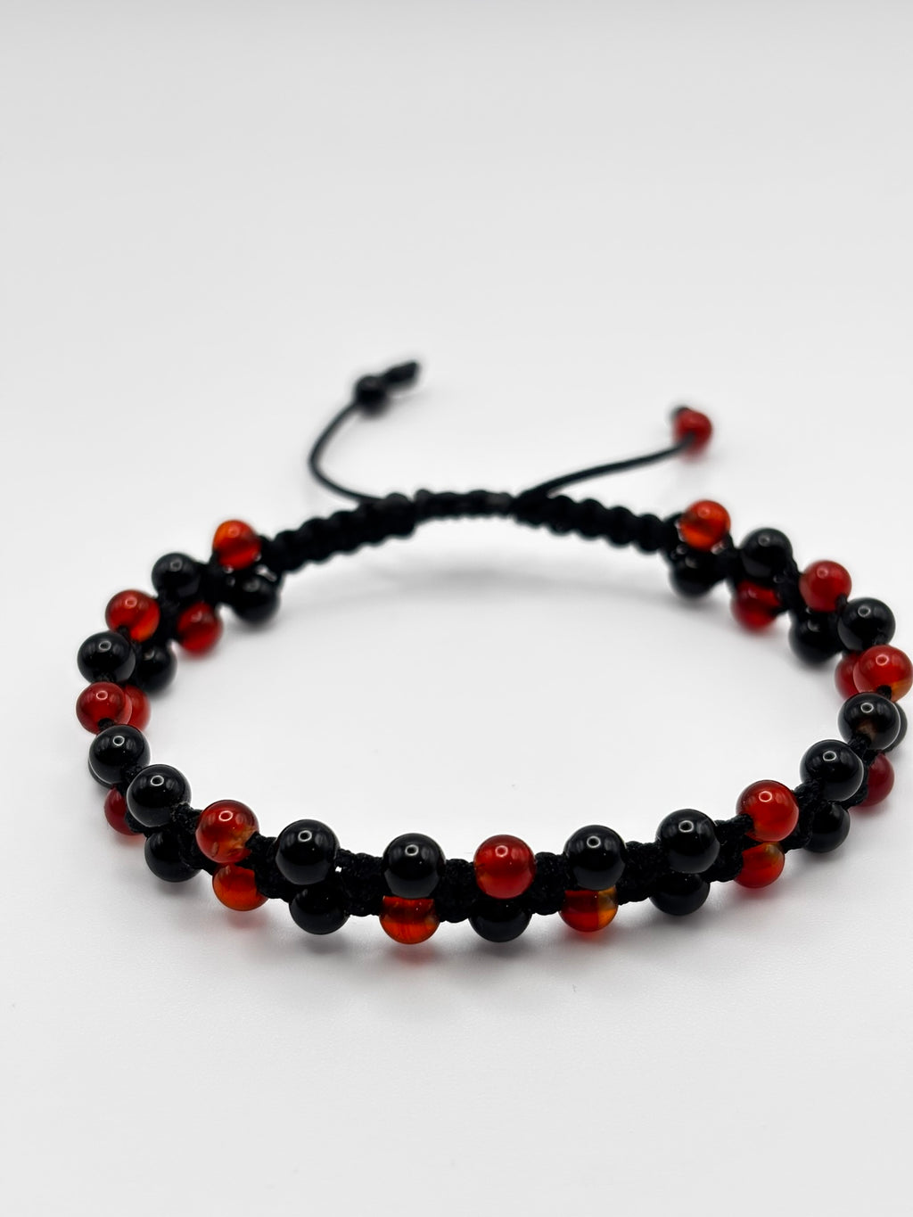 Brazalete de Cornalina y Ónix 4 mm con Hilo Macramé – Energía, Protección y Equilibrio