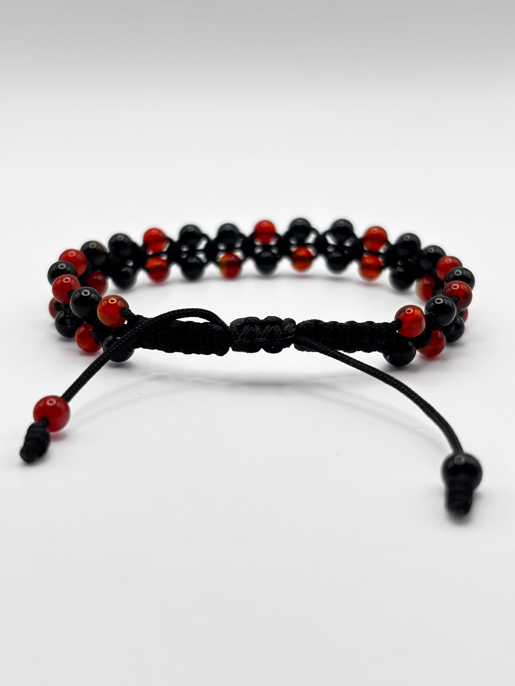 Brazalete de Cornalina y Ónix 4 mm con Hilo Macramé – Energía, Protección y Equilibrio