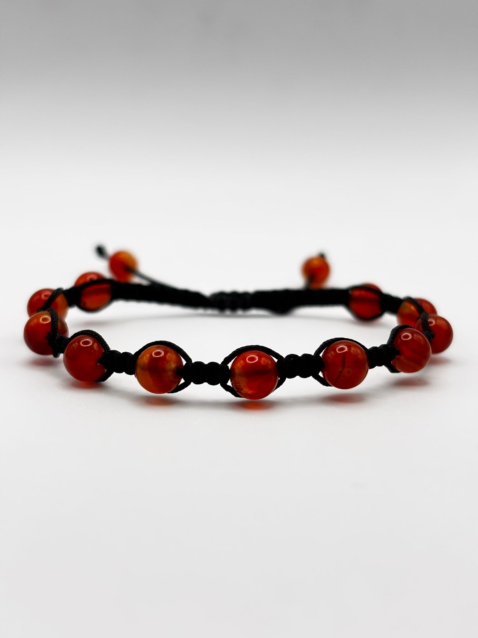 Pulsera de Cornalina 6 mm con Hilo Macramé – Vitalidad, Confianza y Energía Activa