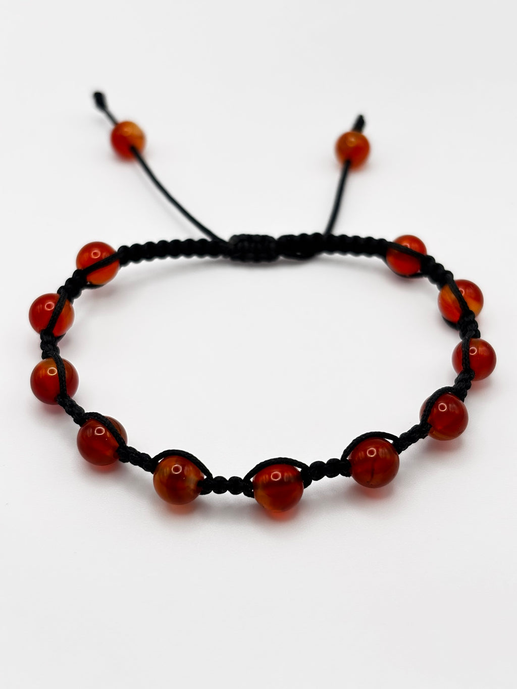 Pulsera de Cornalina 6 mm con Hilo Macramé – Vitalidad, Confianza y Energía Activa