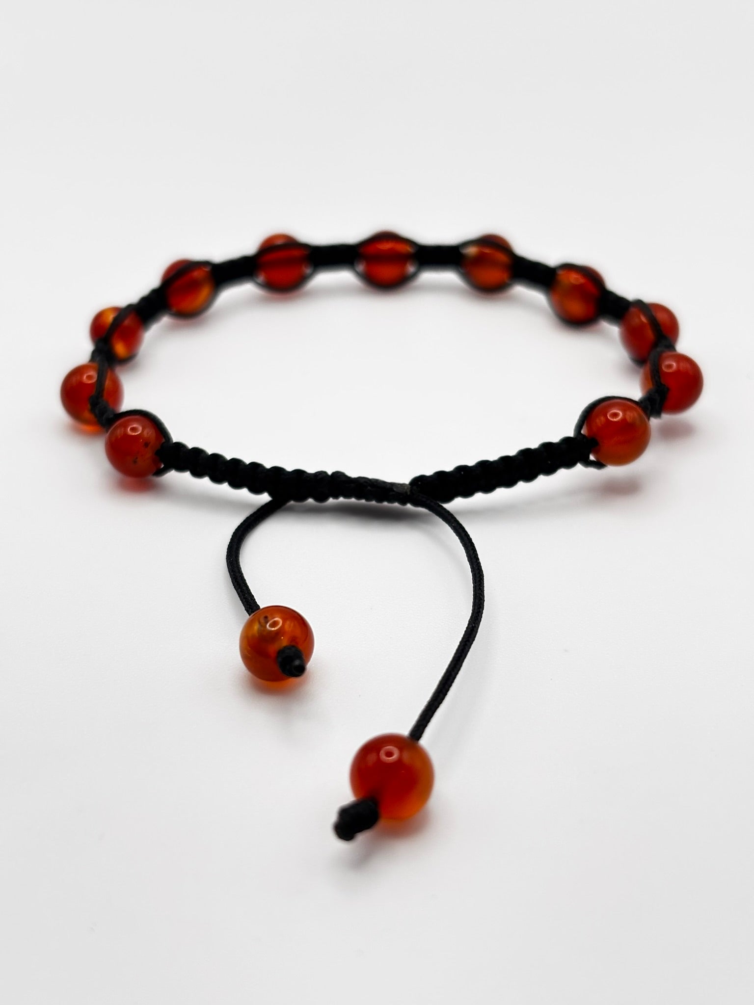 Pulsera de Cornalina 6 mm con Hilo Macramé – Vitalidad, Confianza y Energía Activa