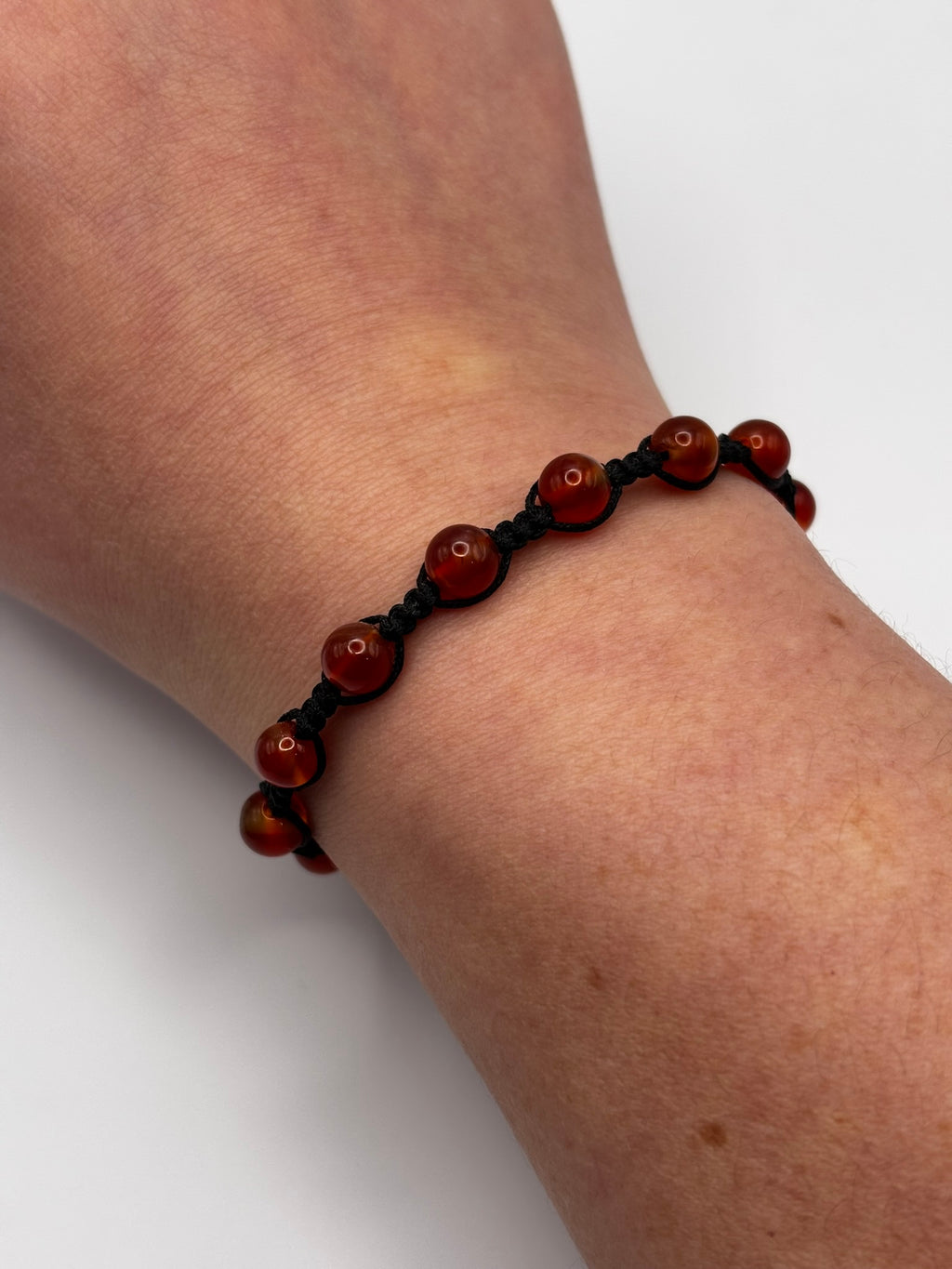 Pulsera de Cornalina 6 mm con Hilo Macramé – Vitalidad, Confianza y Energía Activa