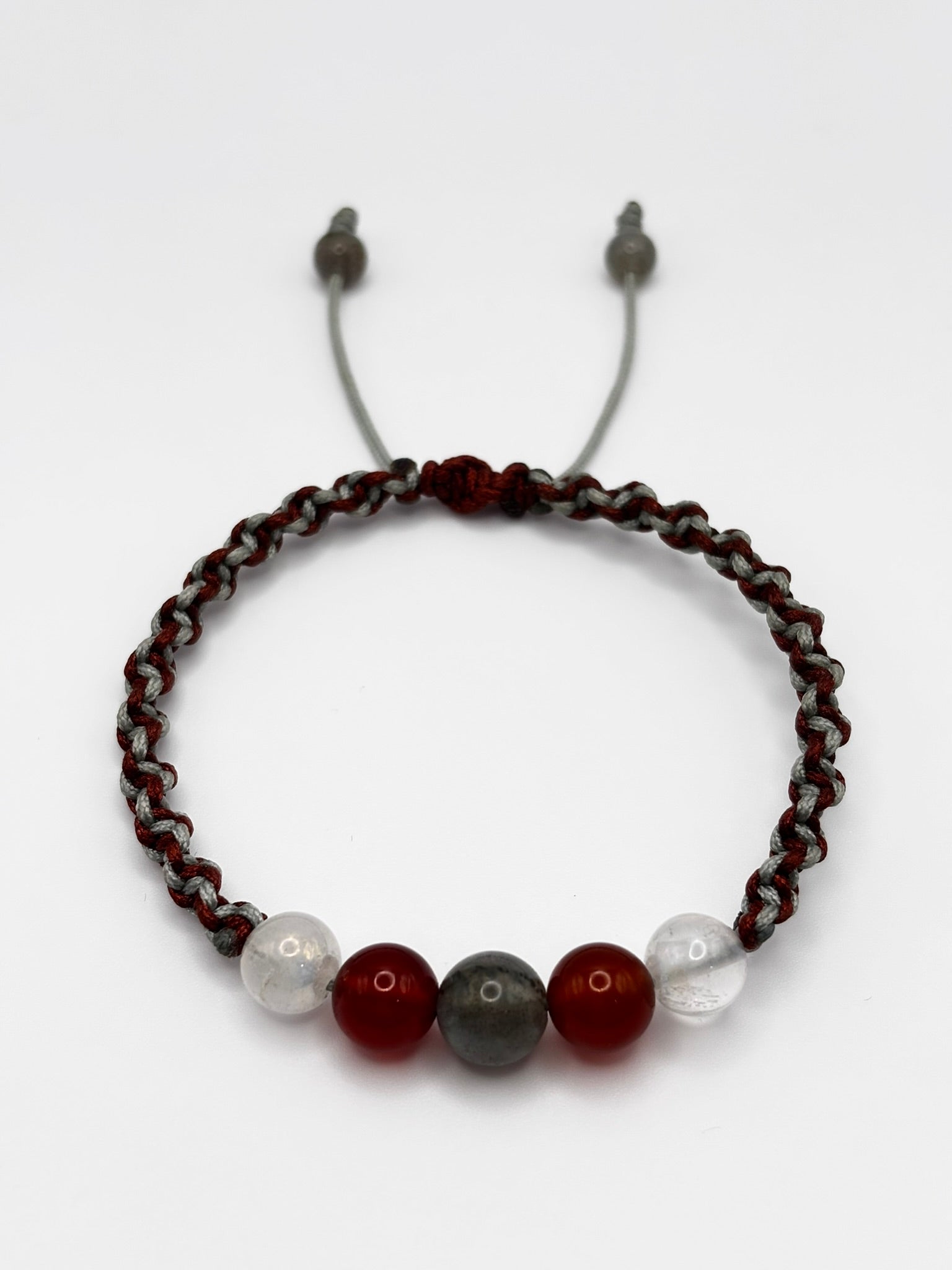 Pulsera de Cornalina, Opalina y Labradorita con Macramé – Energía, Equilibrio Emocional e Intuición