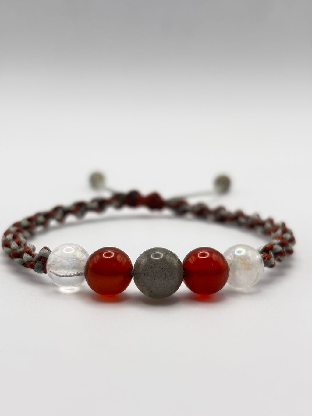 Pulsera de Cornalina, Opalina y Labradorita con Macramé – Energía, Equilibrio Emocional e Intuición