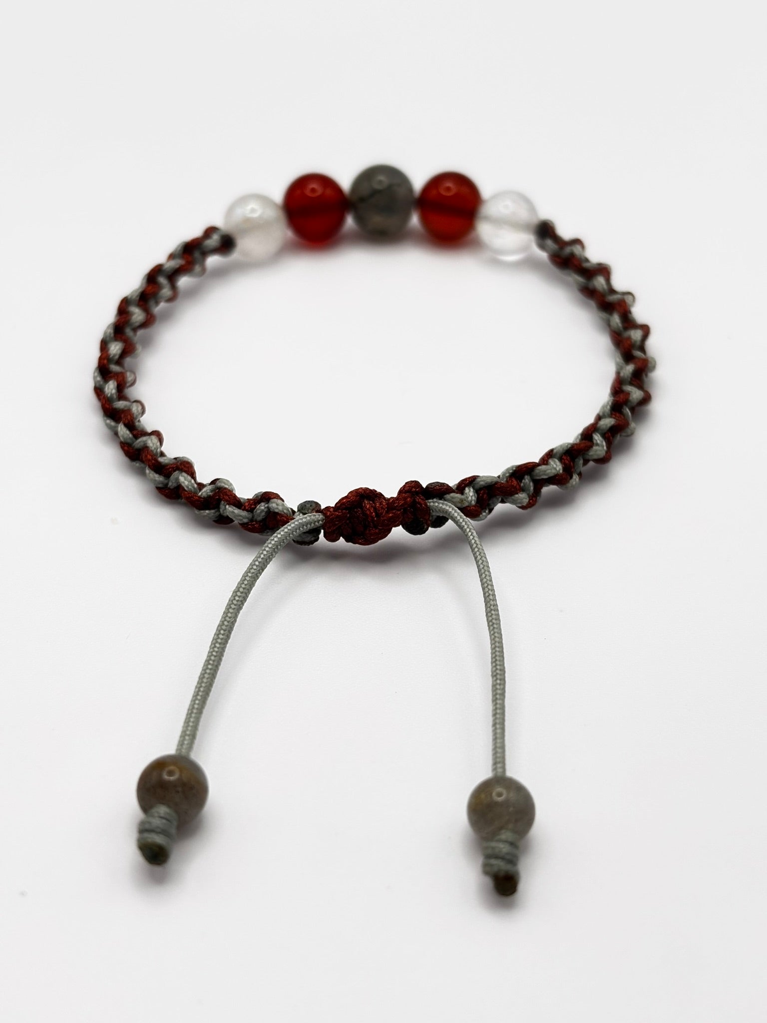 Pulsera de Cornalina, Opalina y Labradorita con Macramé – Energía, Equilibrio Emocional e Intuición