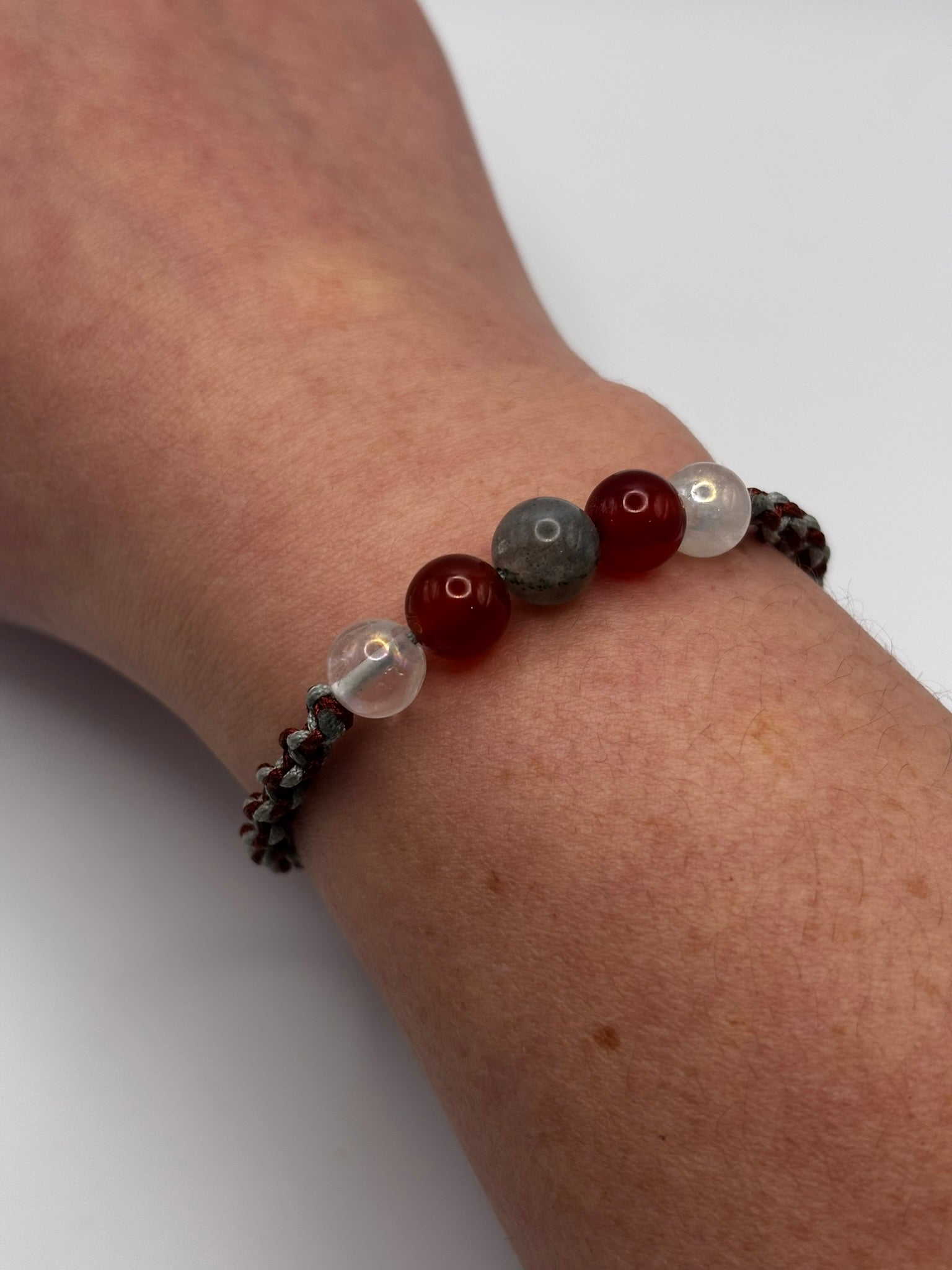 Pulsera de Cornalina, Opalina y Labradorita con Macramé – Energía, Equilibrio Emocional e Intuición